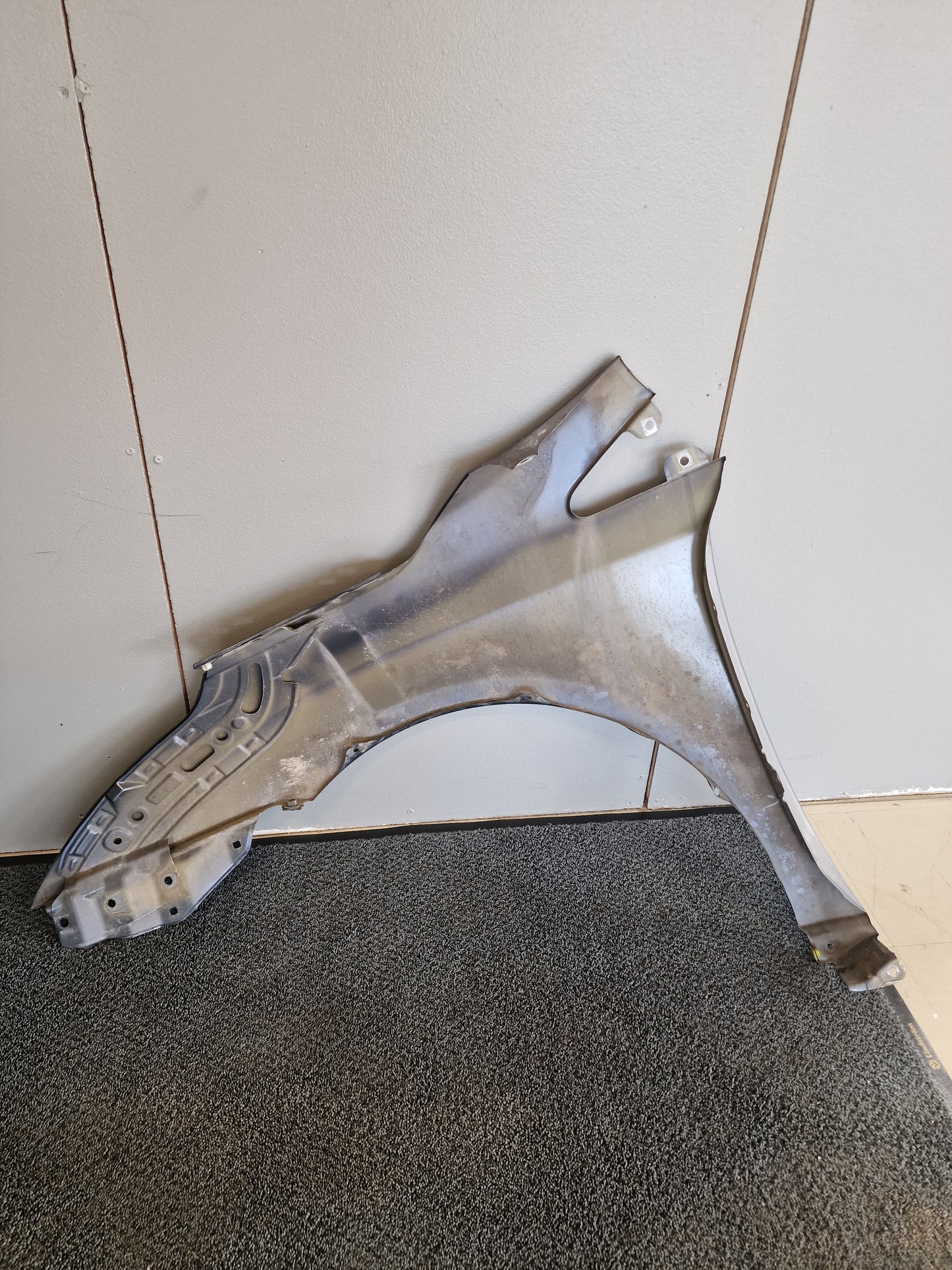 Etulokasuoja oikea Toyota Avensis StW (T27) 1.8 farmari bensiini 2009