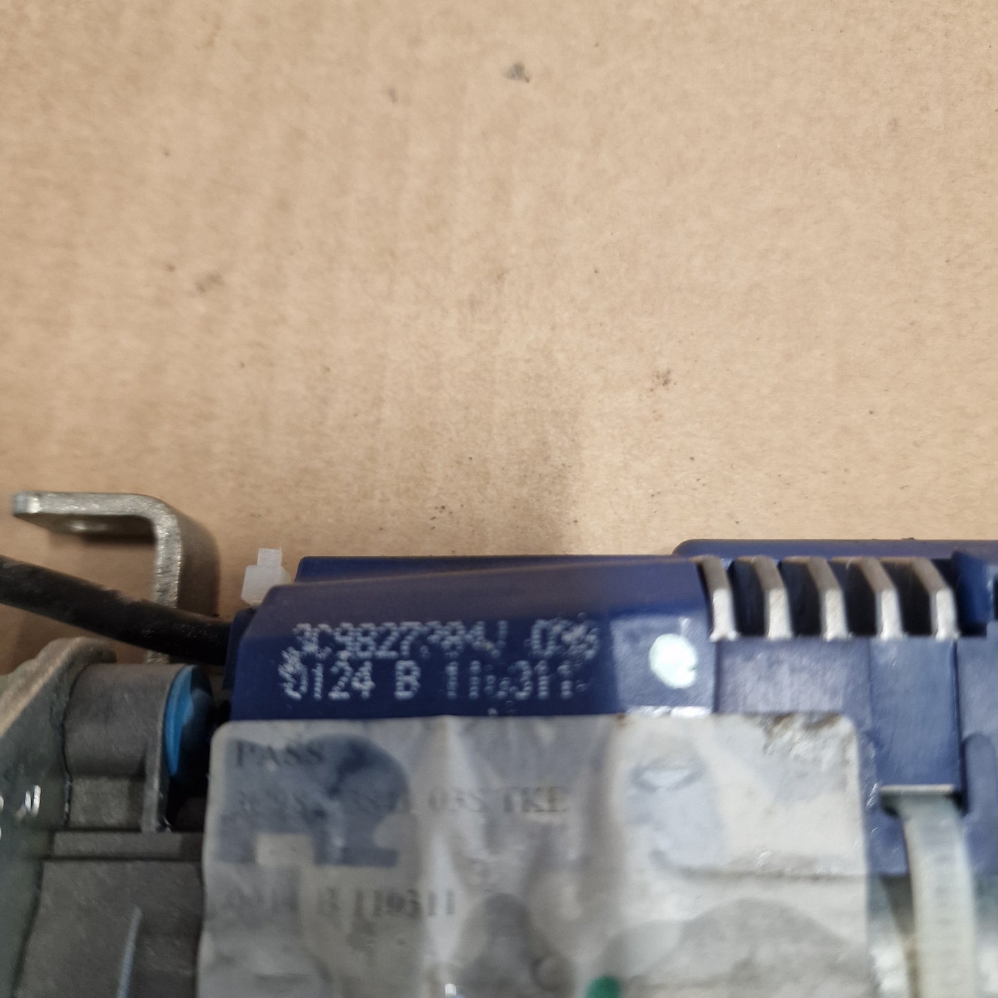 Sähköisen takaluukun aukaisu moottori oikea Volkswagen Passat B7 Variant 365 1.6 TDI diesel 2011, 3C9827384J