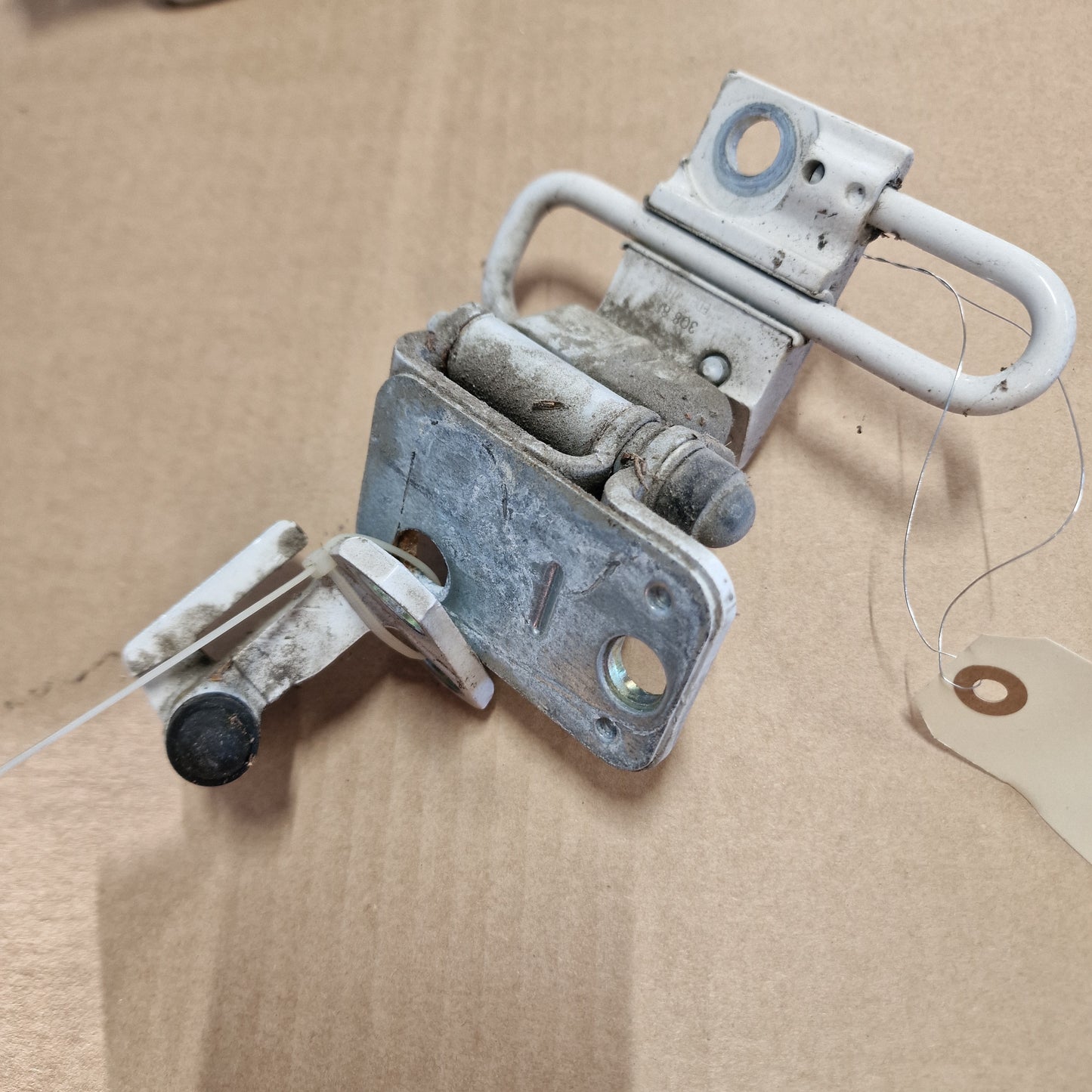 Takaoven saranat, vasen Volkswagen Passat B7 Variant 365 1.6 TDI diesel 2011 308833