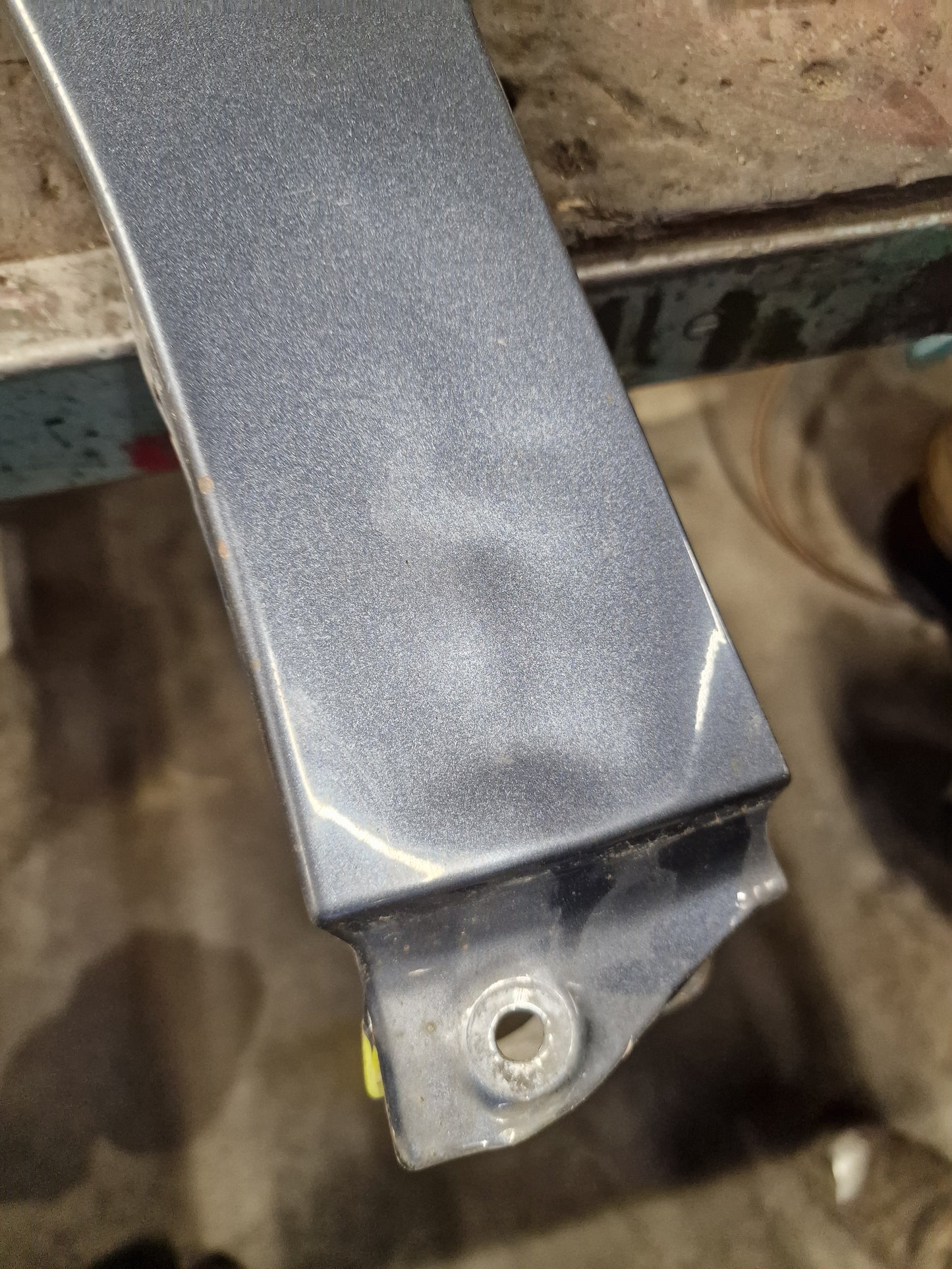 Etulokasuoja vasen Toyota Avensis StW (T27) 1.8 farmari bensiini 2009