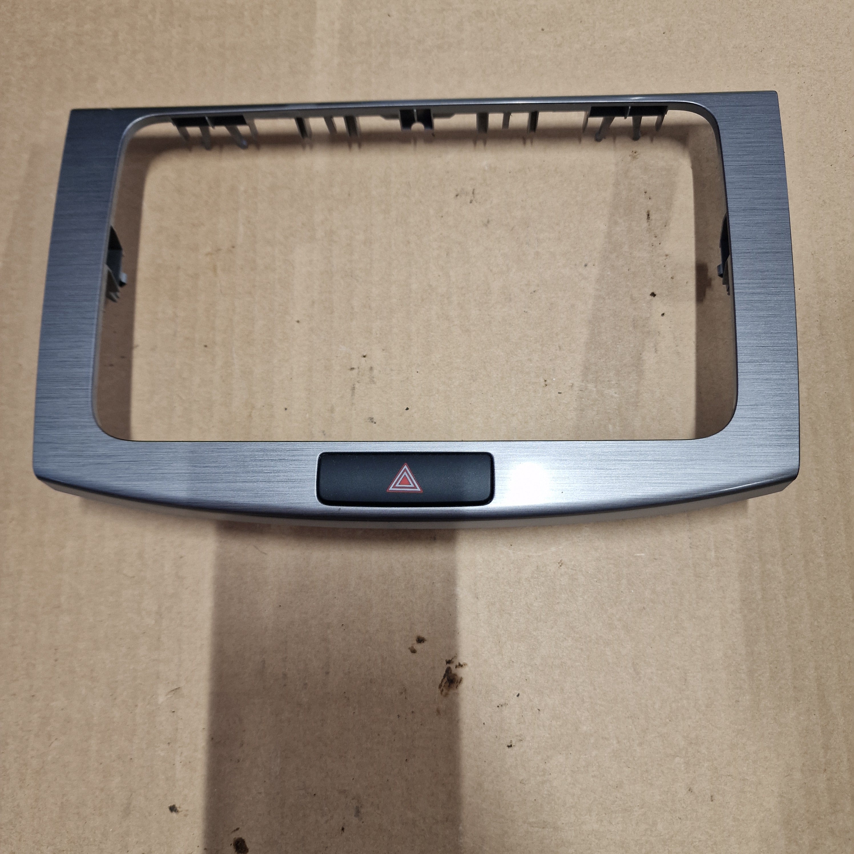 Radion kehys Volkswagen Passat B7 Variant 365 1.6 TDI diesel 2011, 3AA858069