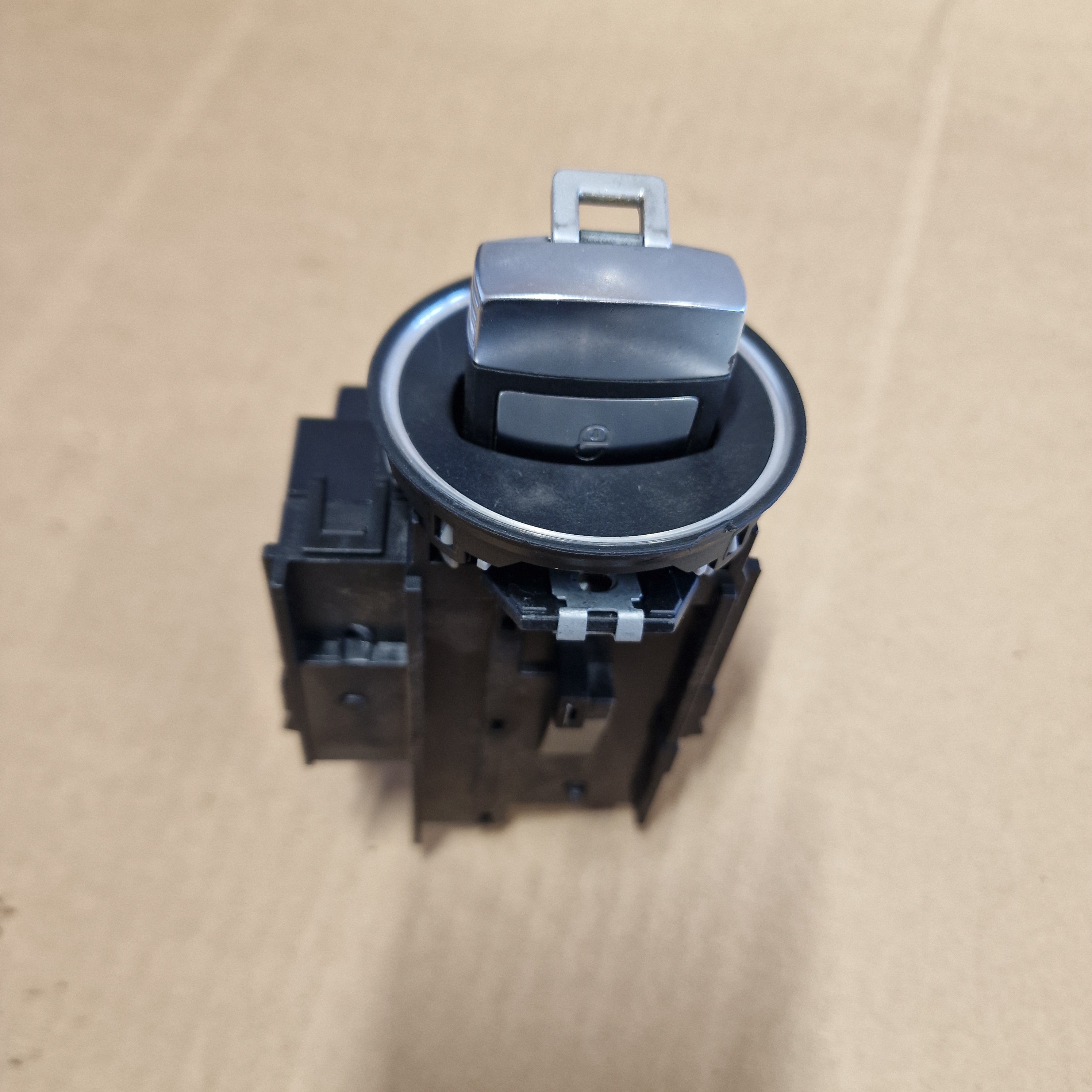 Virtalukko Volkswagen Passat B7 Variant 365 1.6 TDI diesel 2011, 3C0905843T