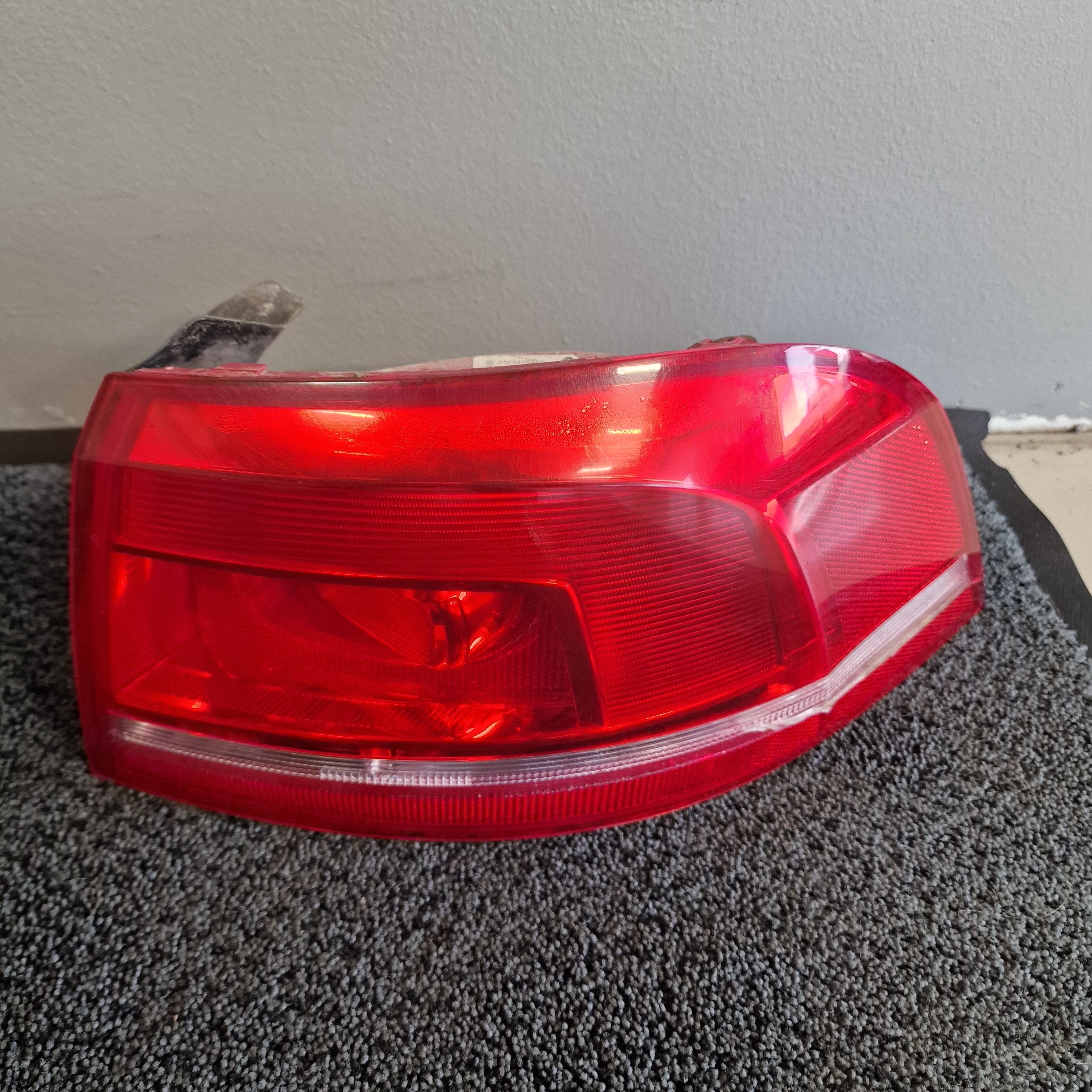 Takavalo oikea Volkswagen Passat B7 Variant 365 1.6 TDI diesel 2011, 3AF945096C