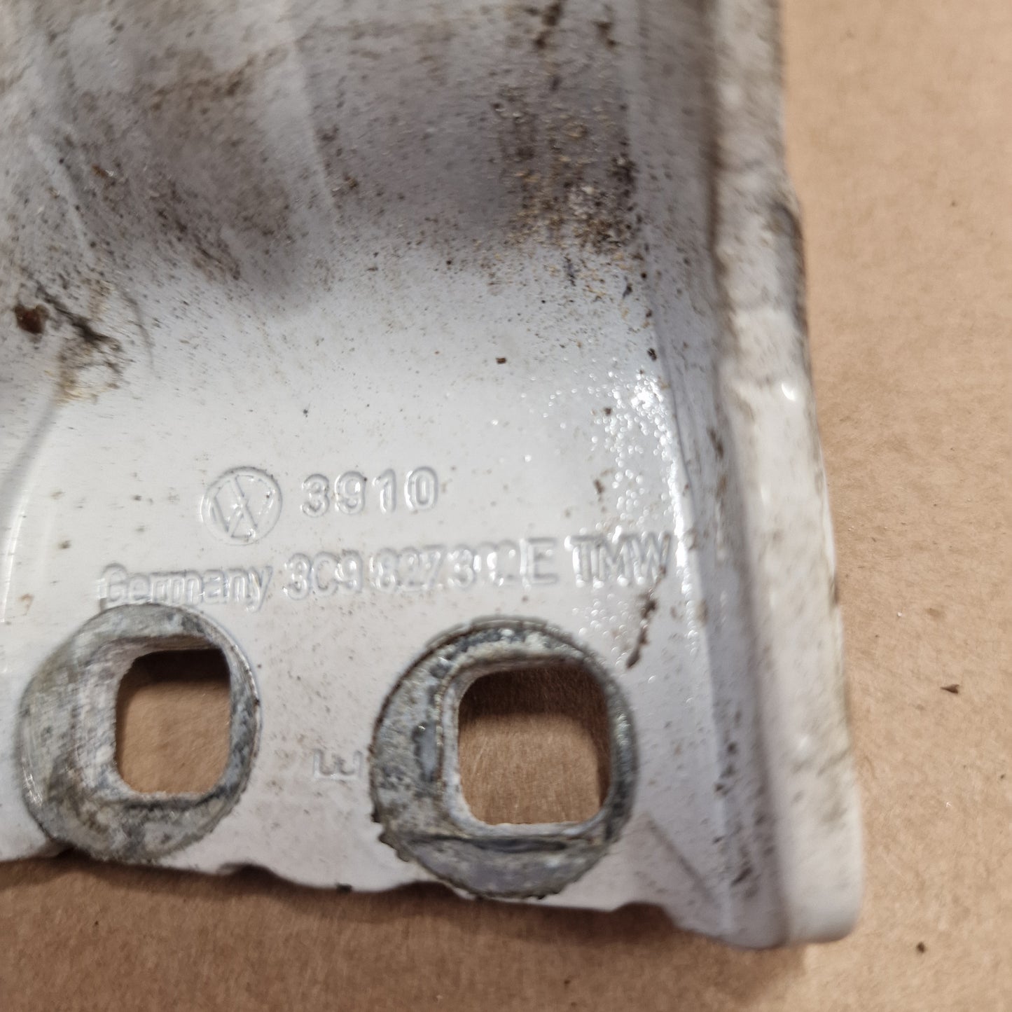 Takakannen sarana oikea Volkswagen Passat B7 Variant 365 1.6 TDI diesel 2011, 3C9827302E