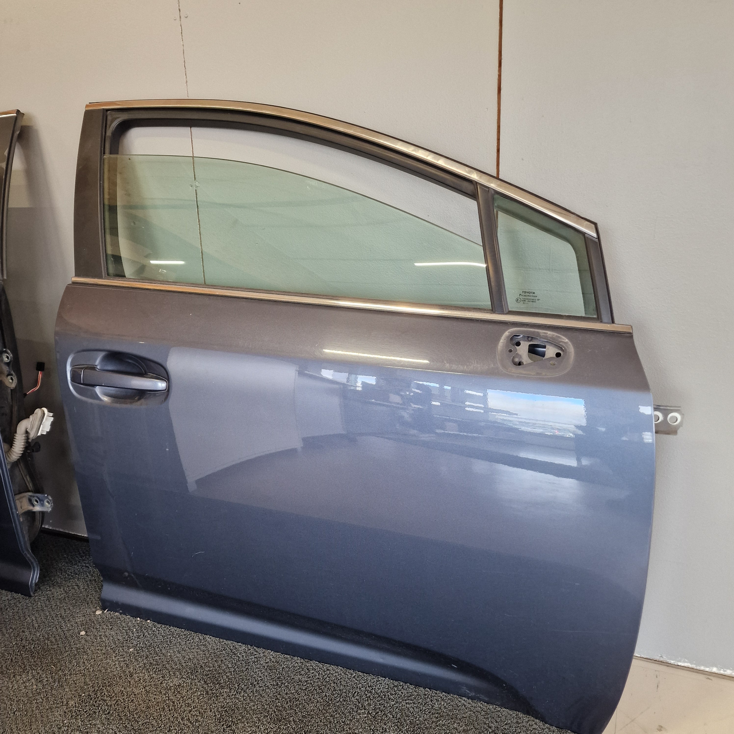Etuovi oikea Toyota Avensis StW (T27) 1.8 farmari bensiini 2009