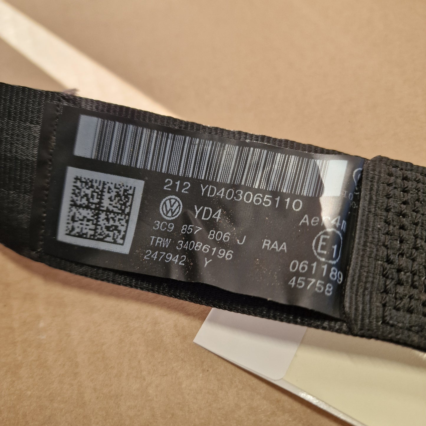 Turvavyö taka oikea Volkswagen Passat B7 Variant 365 1.6 TDI diesel 2011, 3C9857806J