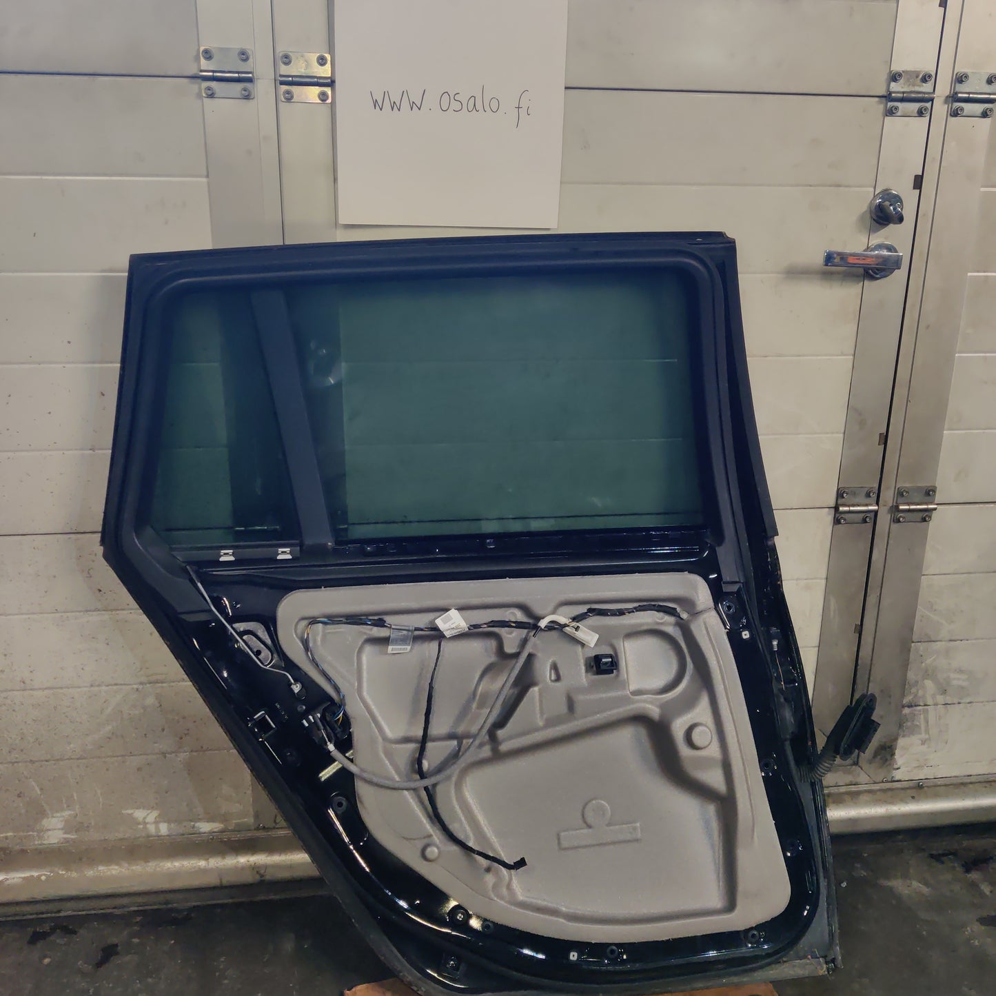 Takaovi, vasen BMW 5 E61 520D Farmari 2008