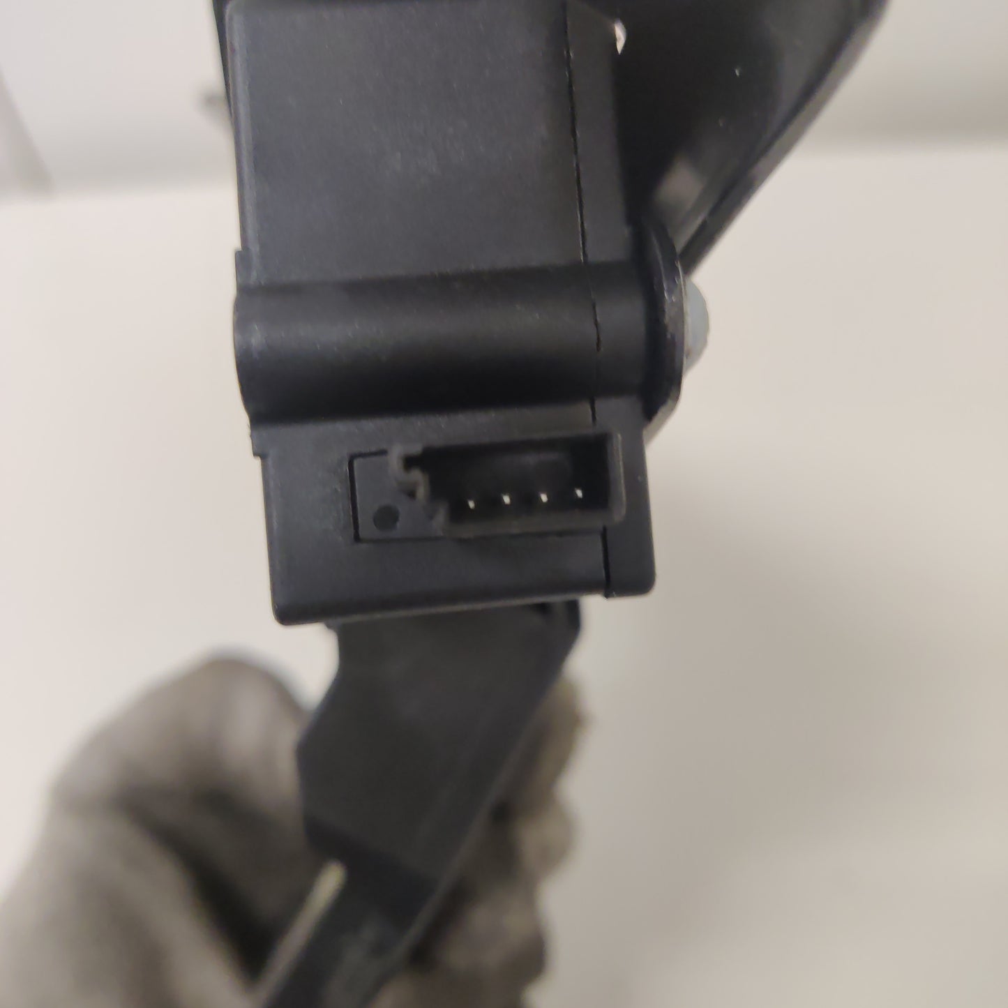 Takaluukun/tavaratilan lukon vastakappale BMW 5 E61 520D Farmari 2008