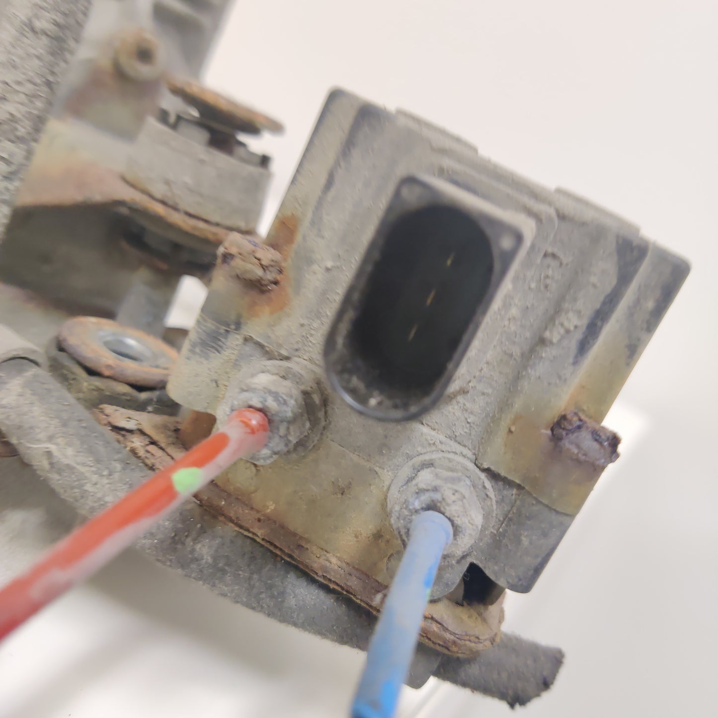 Ilmajousituksen kompressoripumppu, takana BMW 5 E61 520D Farmari 2008