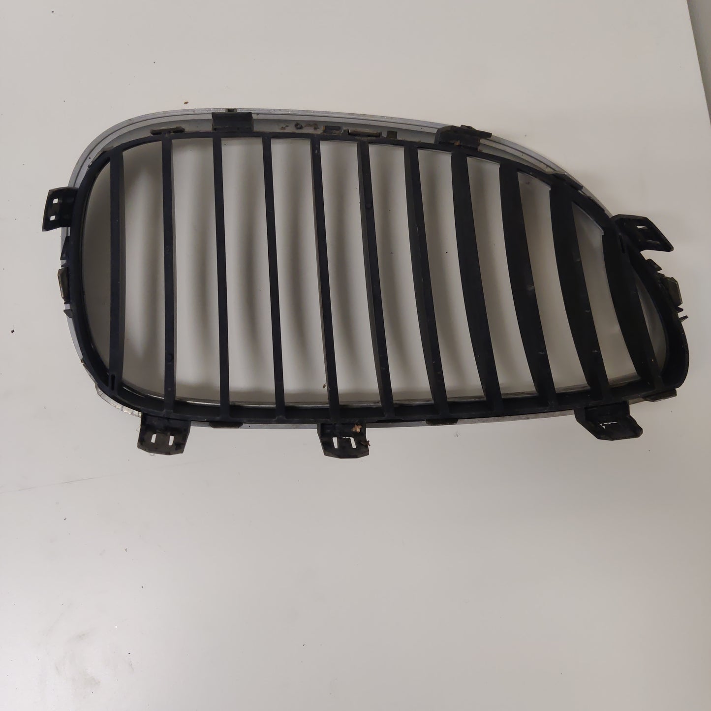 Etusäleikkö vasen BMW 5 E61 520D Farmari 2008