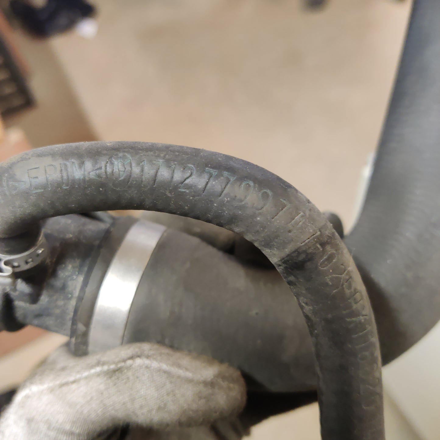 Moottorin vesijäähdytyksen putki/letku BMW 5 E61 520D Farmari 2008