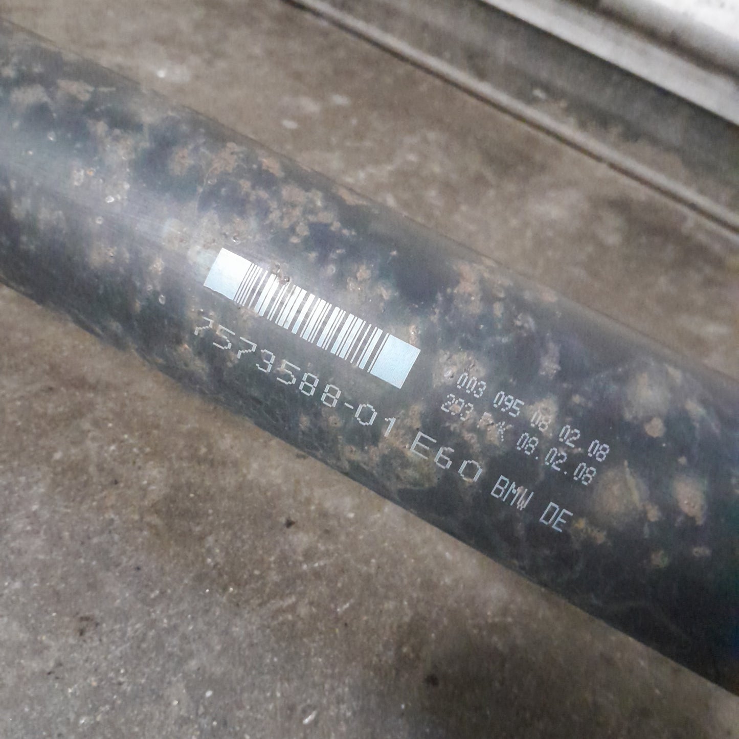 Akseliväli/ kardaaniakseli täydellinen BMW 5 E61 520D Farmari 2008, 7573588-01