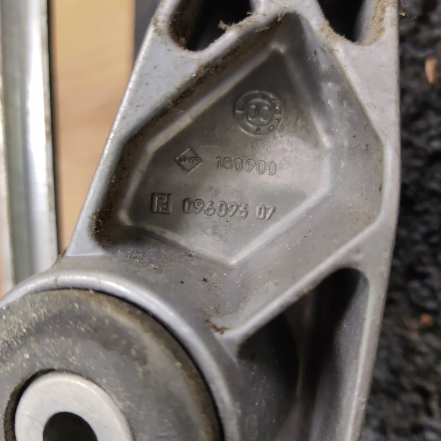 Etupyyhkimen vivusto ja moottori, MB C-CLASS W203 2000, A2038200342
