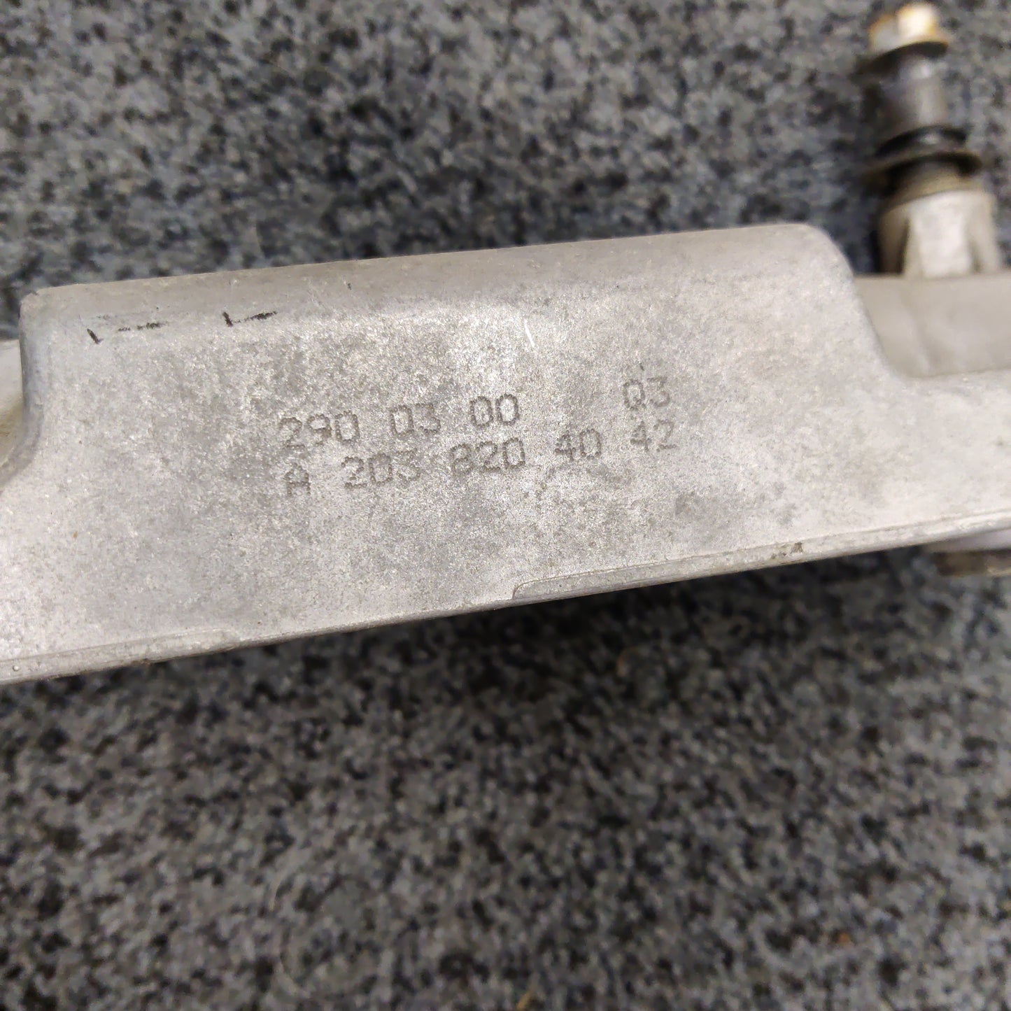 Etupyyhkimen vivusto ja moottori, MB C-CLASS W203 2000, A2038200342