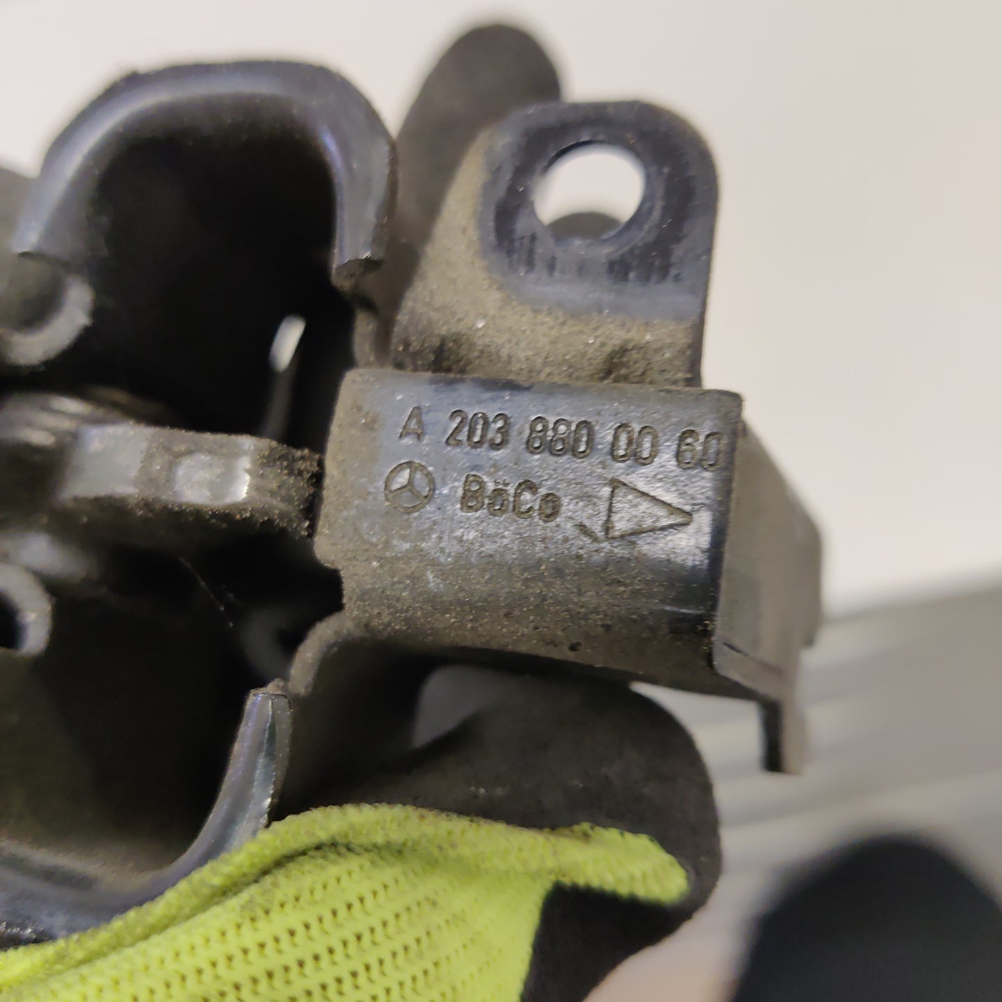 Konepellin/etukannen lukko vasen, MB C-CLASS W203 2000, A2038800060