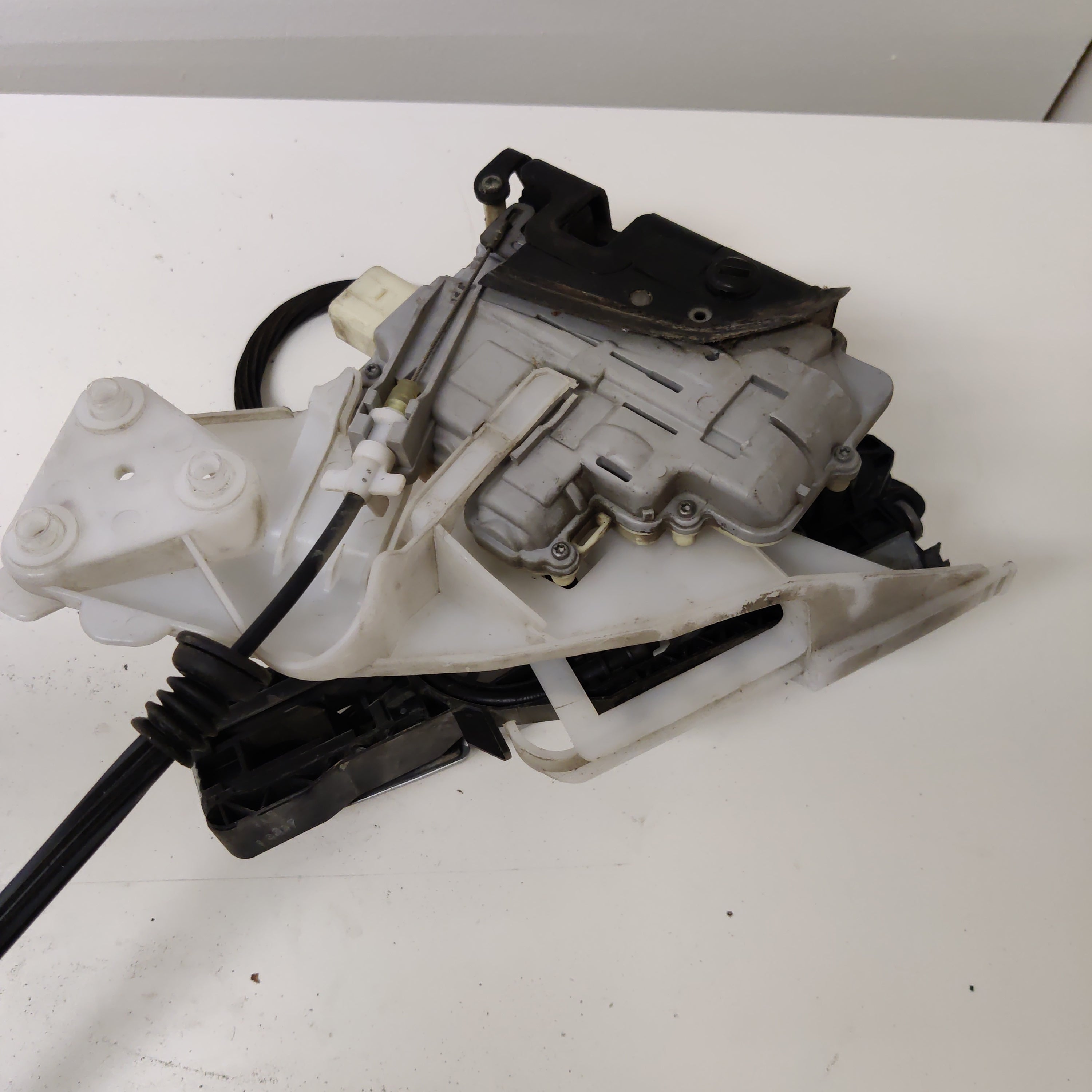 Takaoven lukko ja kahva, oikea, Vw Passat 2.0 TDI Farmari 2008, CZ3C4B39015A