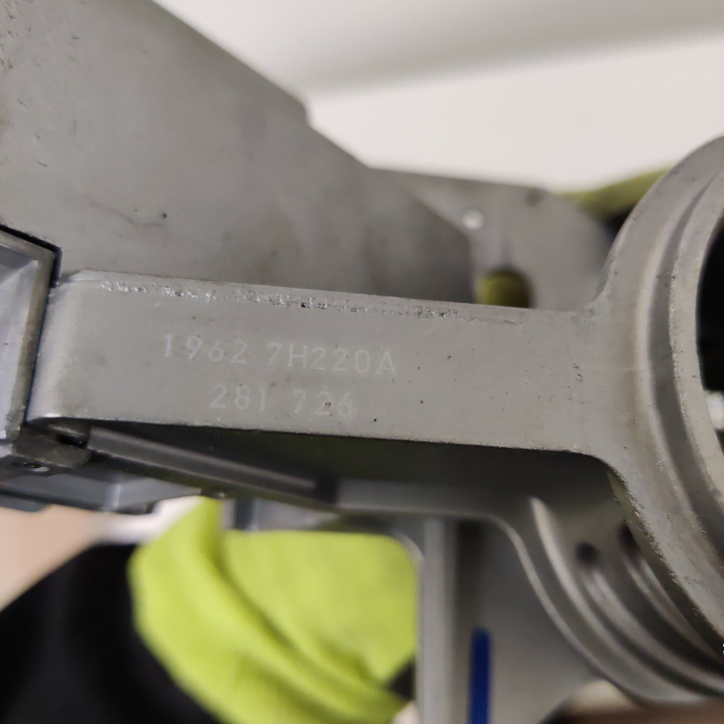 Ohjauspyörän lukko/ virtalukko Opel Astra Station Wagon 1.6 Farmari 2008, 2421430