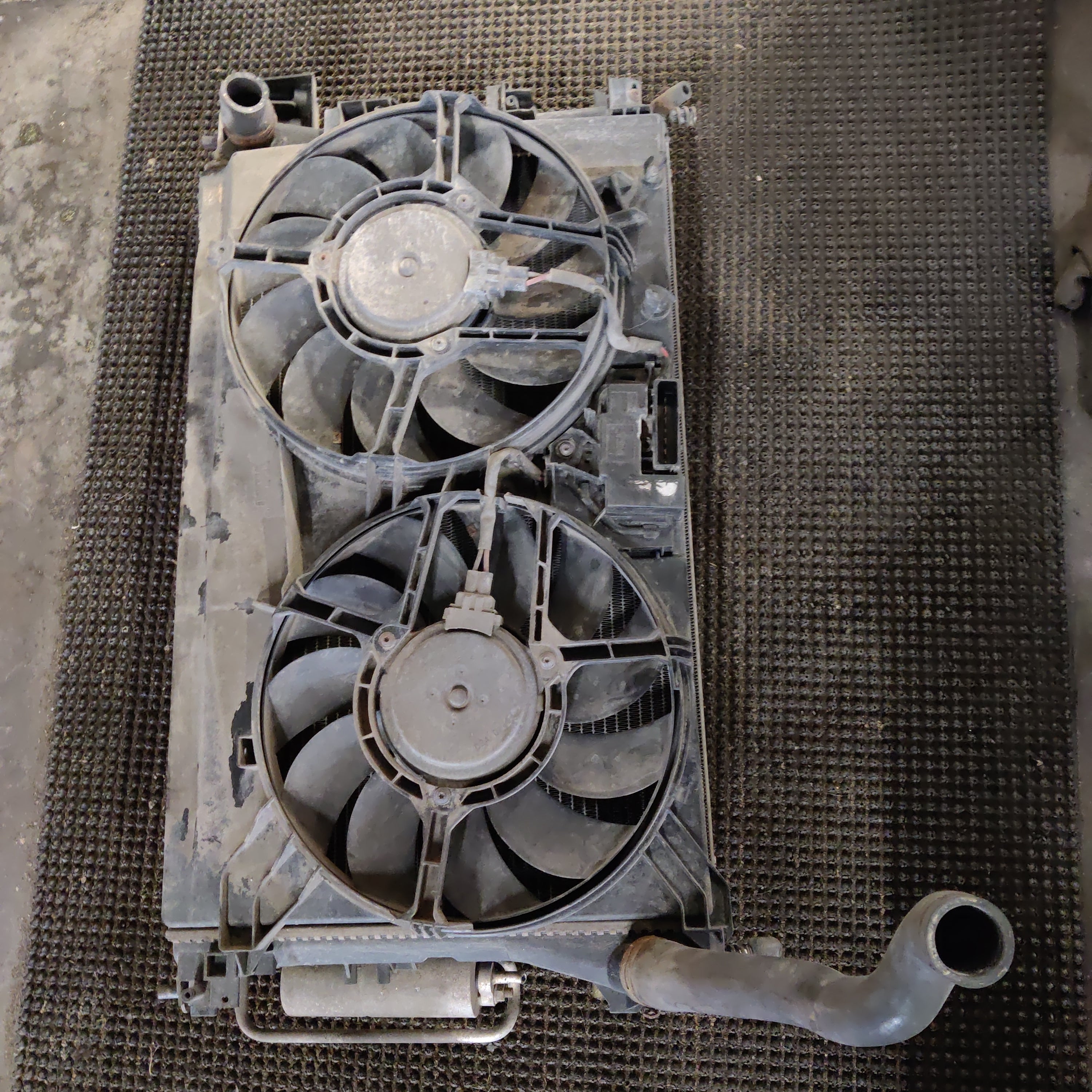 Jäähdytin, Valeo ja jäähdyttimen tuuletin, Opel Vectra C  1.6 Farmari 2008, CA1258, 871832Z, GM24418362, MC1384, 8671469X