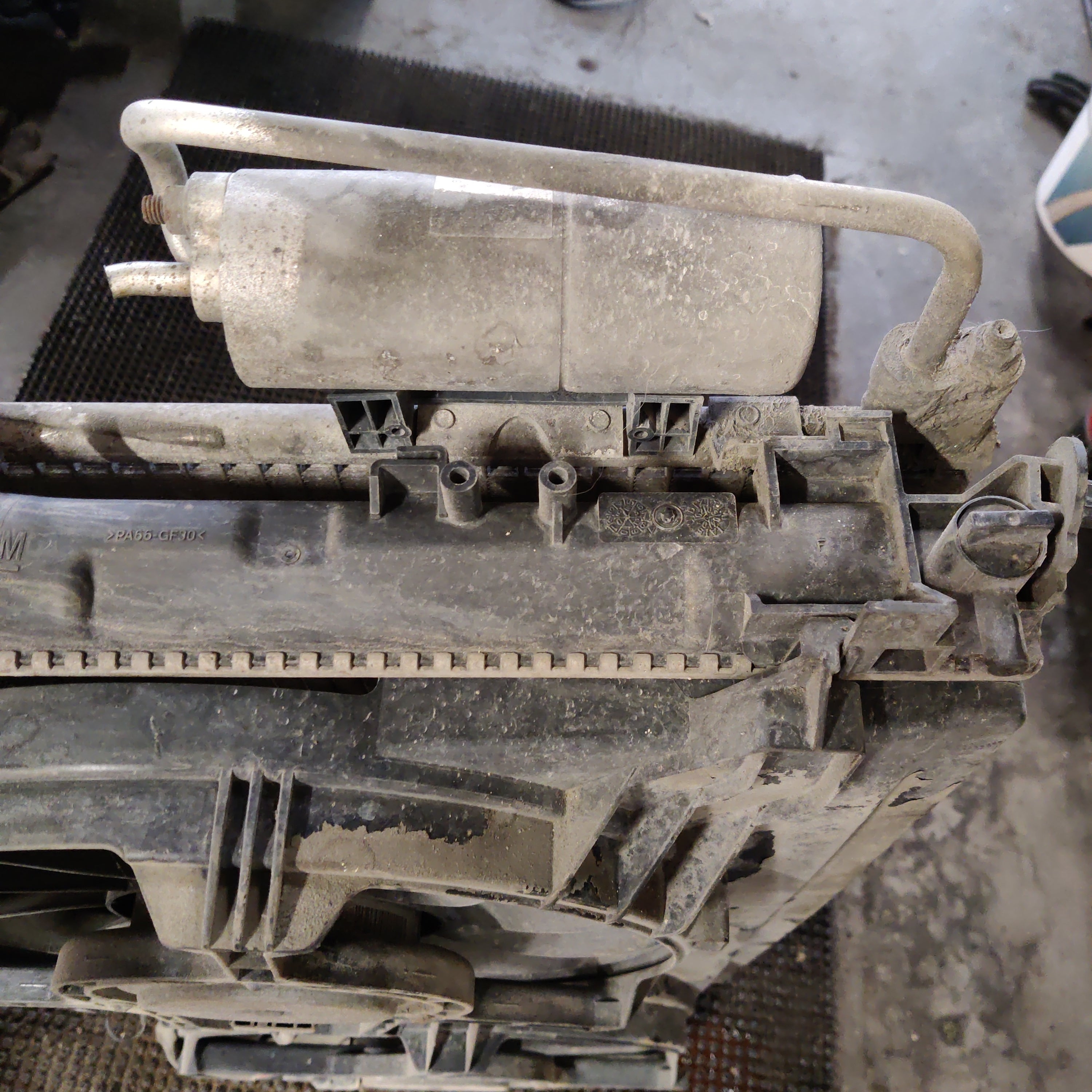 Jäähdytin, Valeo ja jäähdyttimen tuuletin, Opel Vectra C  1.6 Farmari 2008, CA1258, 871832Z, GM24418362, MC1384, 8671469X