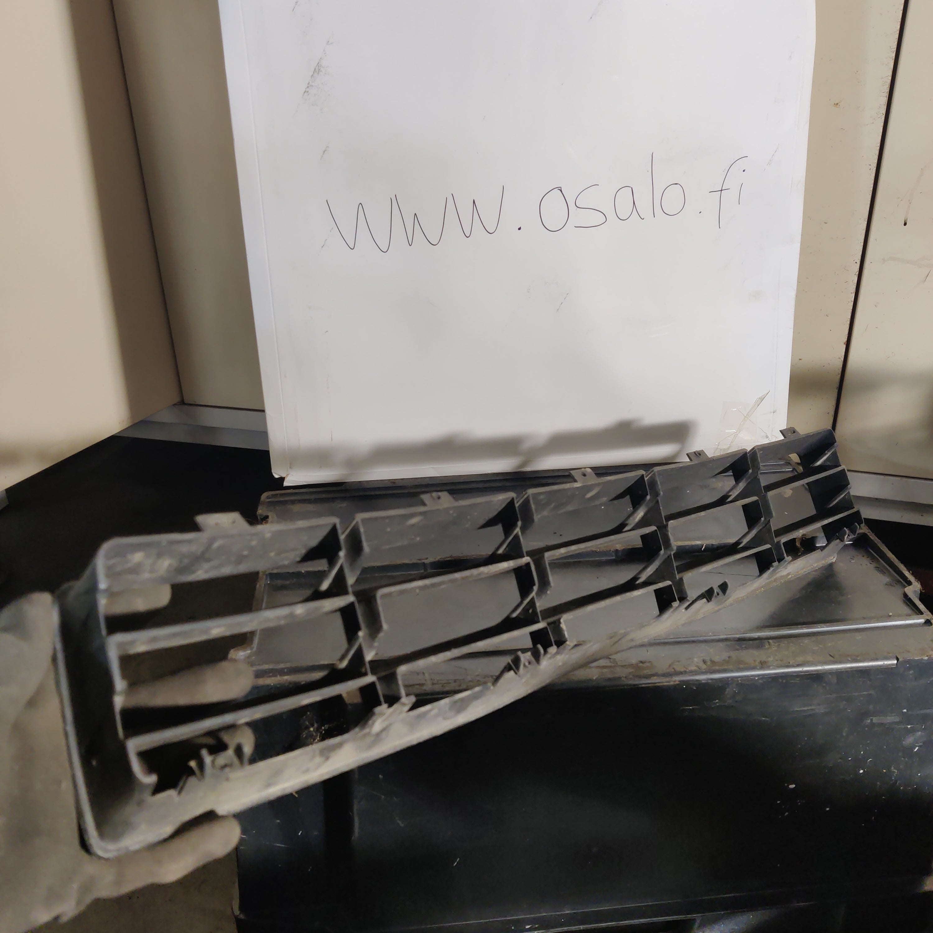 Etupuskurin alempi jäähdytinsäleikkö, VW GOLF IV, 1J0853677