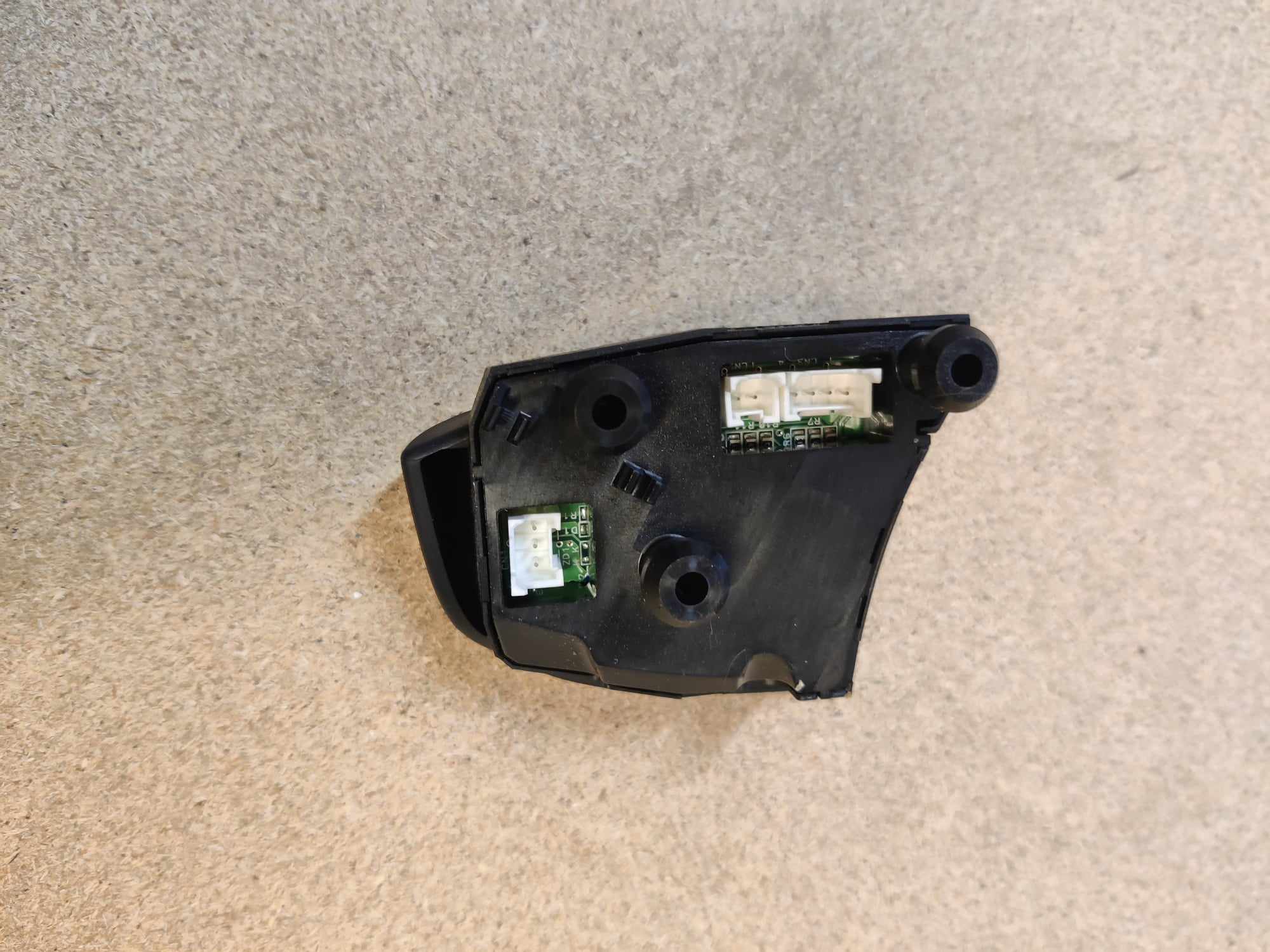Kaiuttimen katkaisin Volvo V50 1.8 bensa 2004 8637491