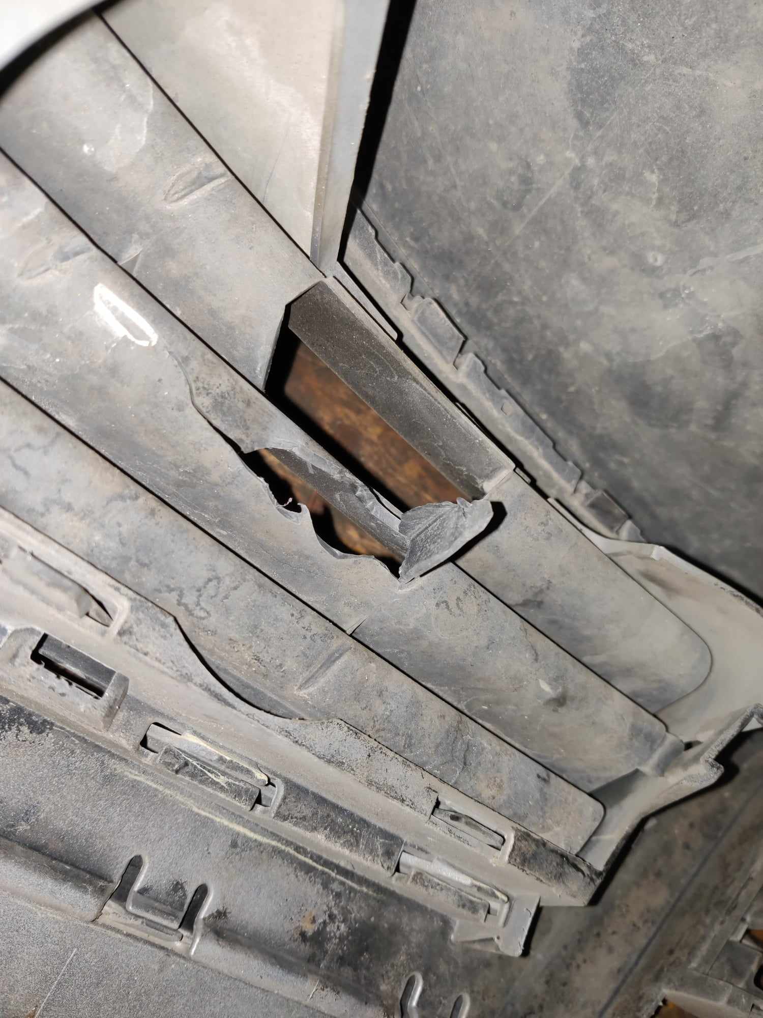 Etupuskuri VW Passat B6  2005-2011, 3C0807942