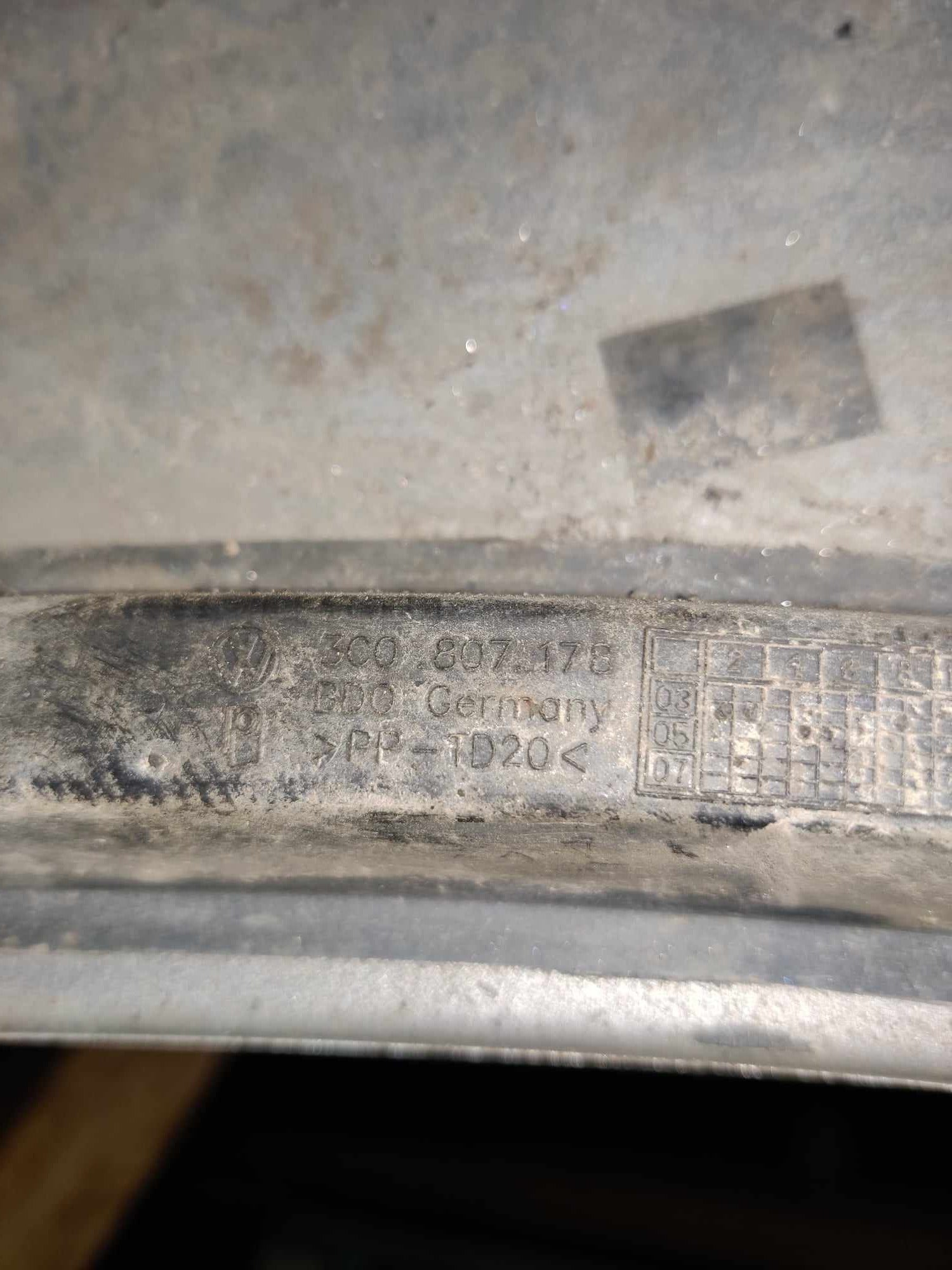 Etupuskuri VW Passat B6  2005-2011, 3C0807942