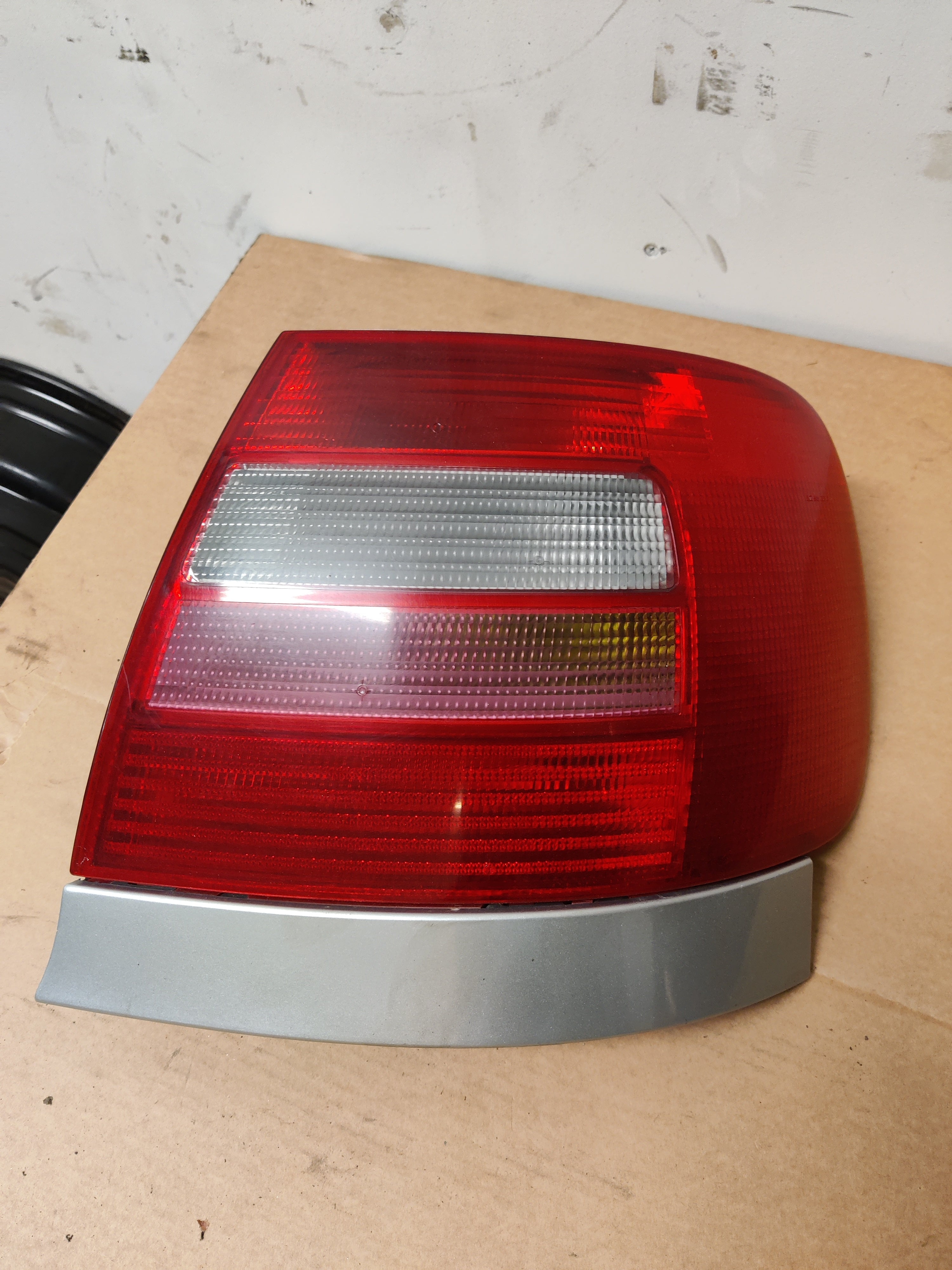 Takavalo oikea Audi A4 B5 1.6 Sedan 1997