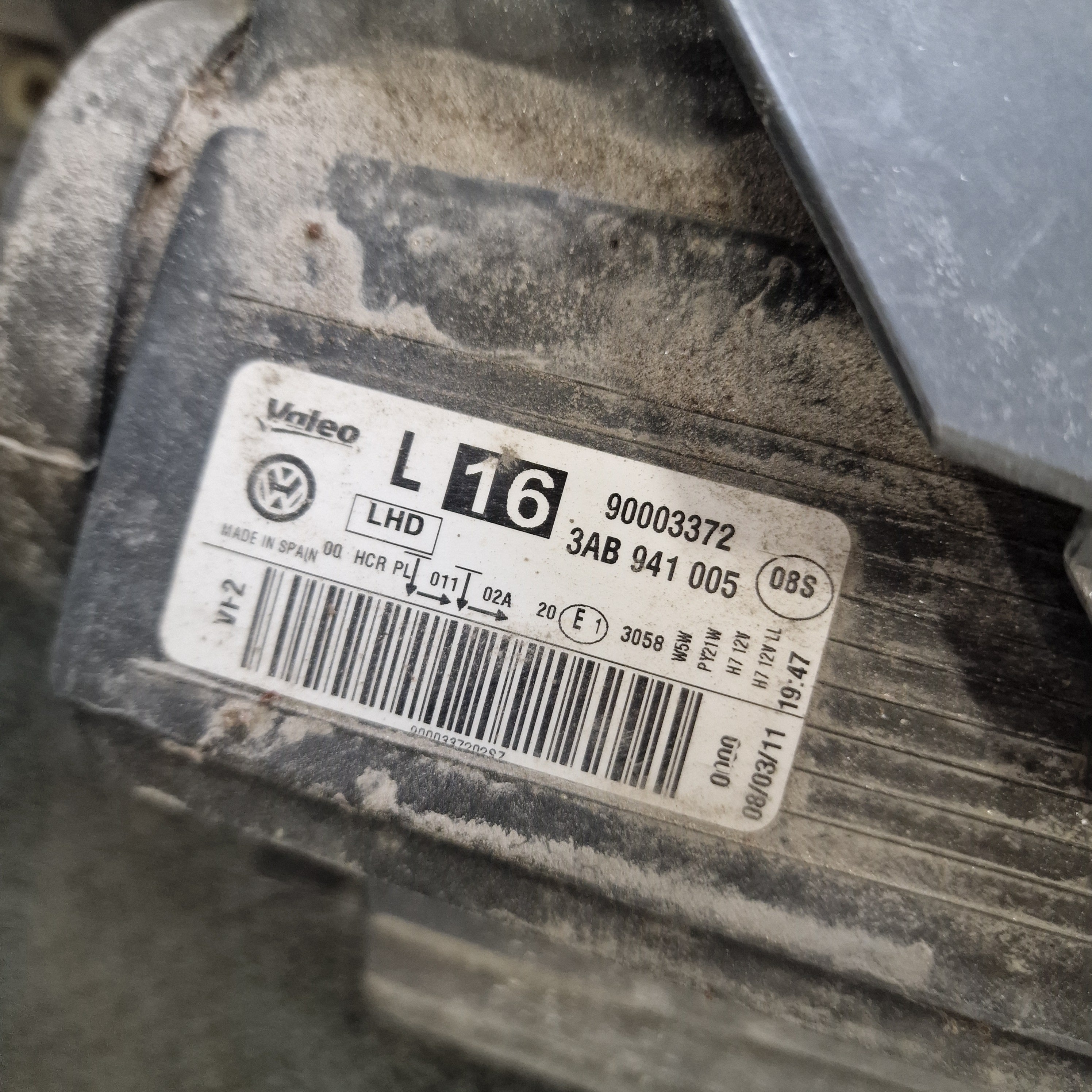 Ajovalo, vasen Volkswagen Passat B7 Variant 365 1.6 TDI diesel 2011 3AB941005