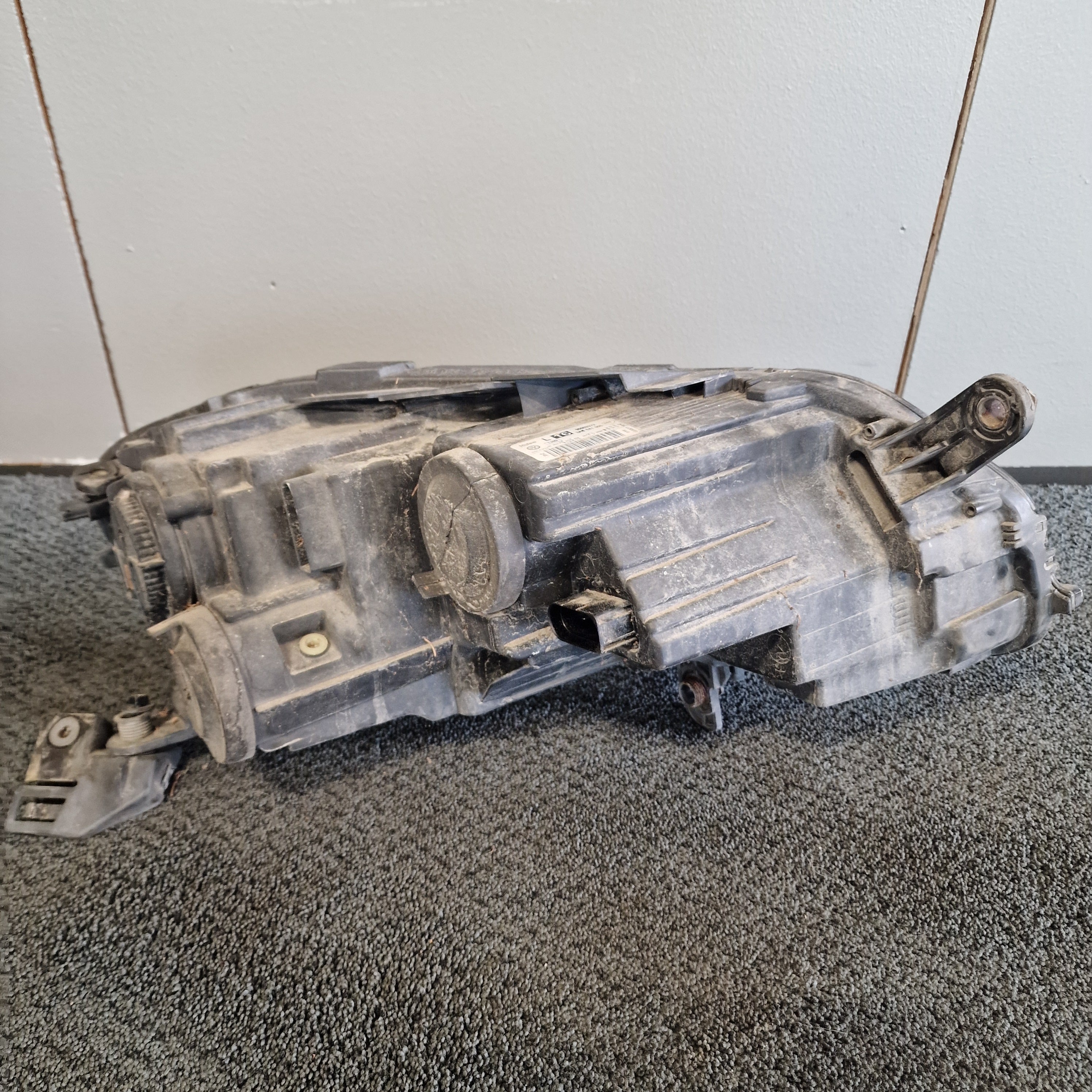 Ajovalo, vasen Volkswagen Passat B7 Variant 365 1.6 TDI diesel 2011 3AB941005