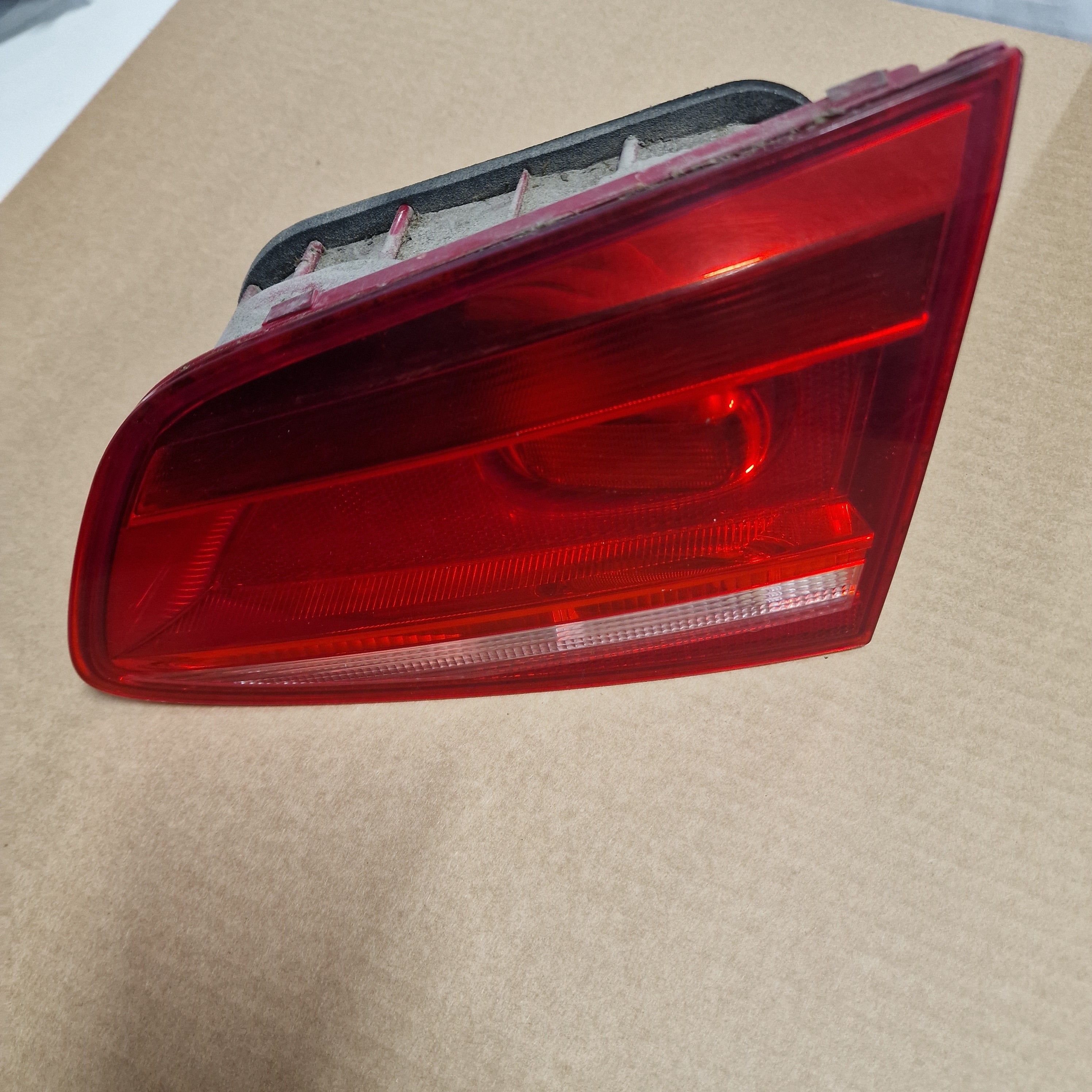 Takavalo, takakannessa, oikea Volkswagen Passat B7 Variant 365 1.6 TDI diesel 2011, 3AF945094C