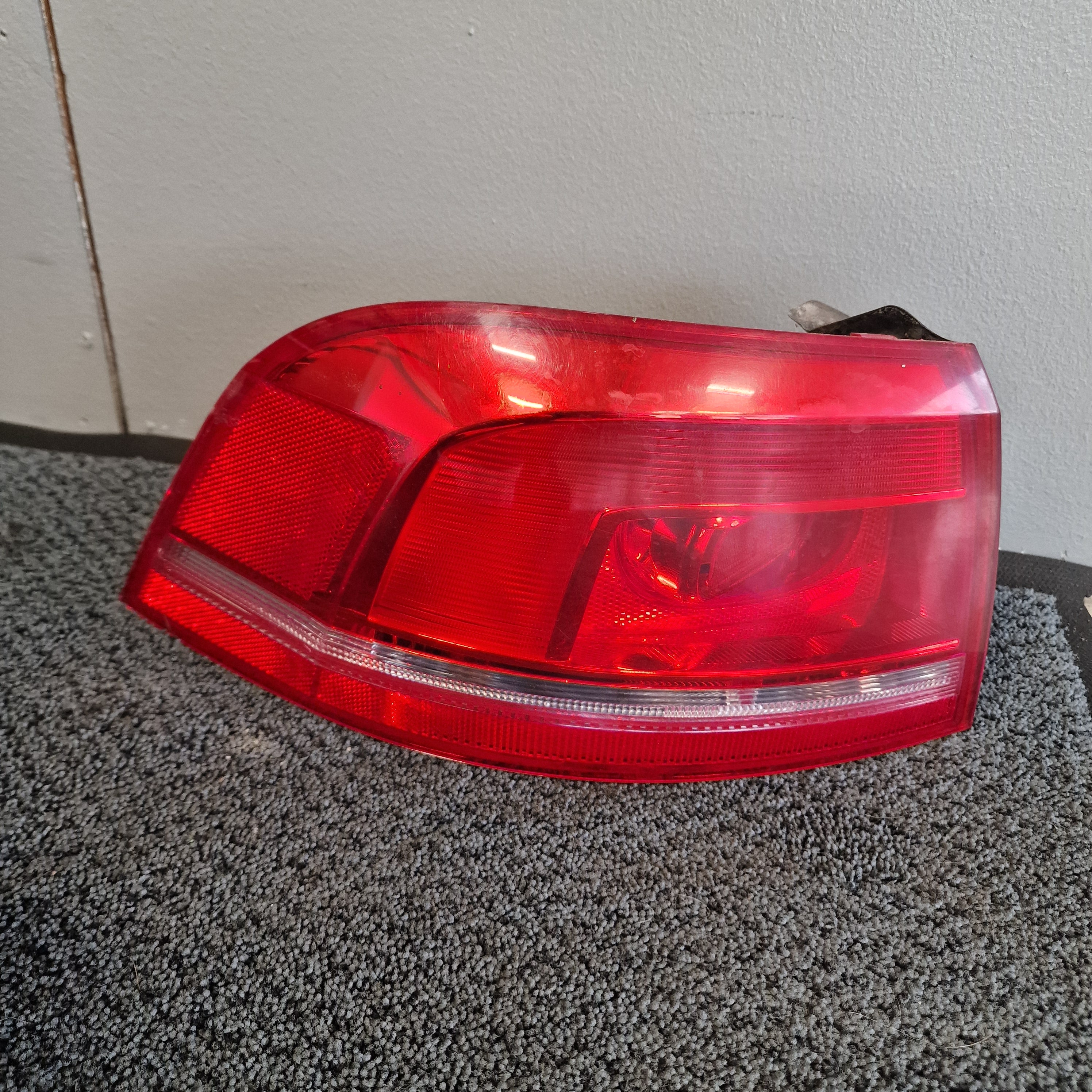 Takavalo vasen Volkswagen Passat B7 Variant 365 1.6 TDI diesel 2011, 3AF945095C
