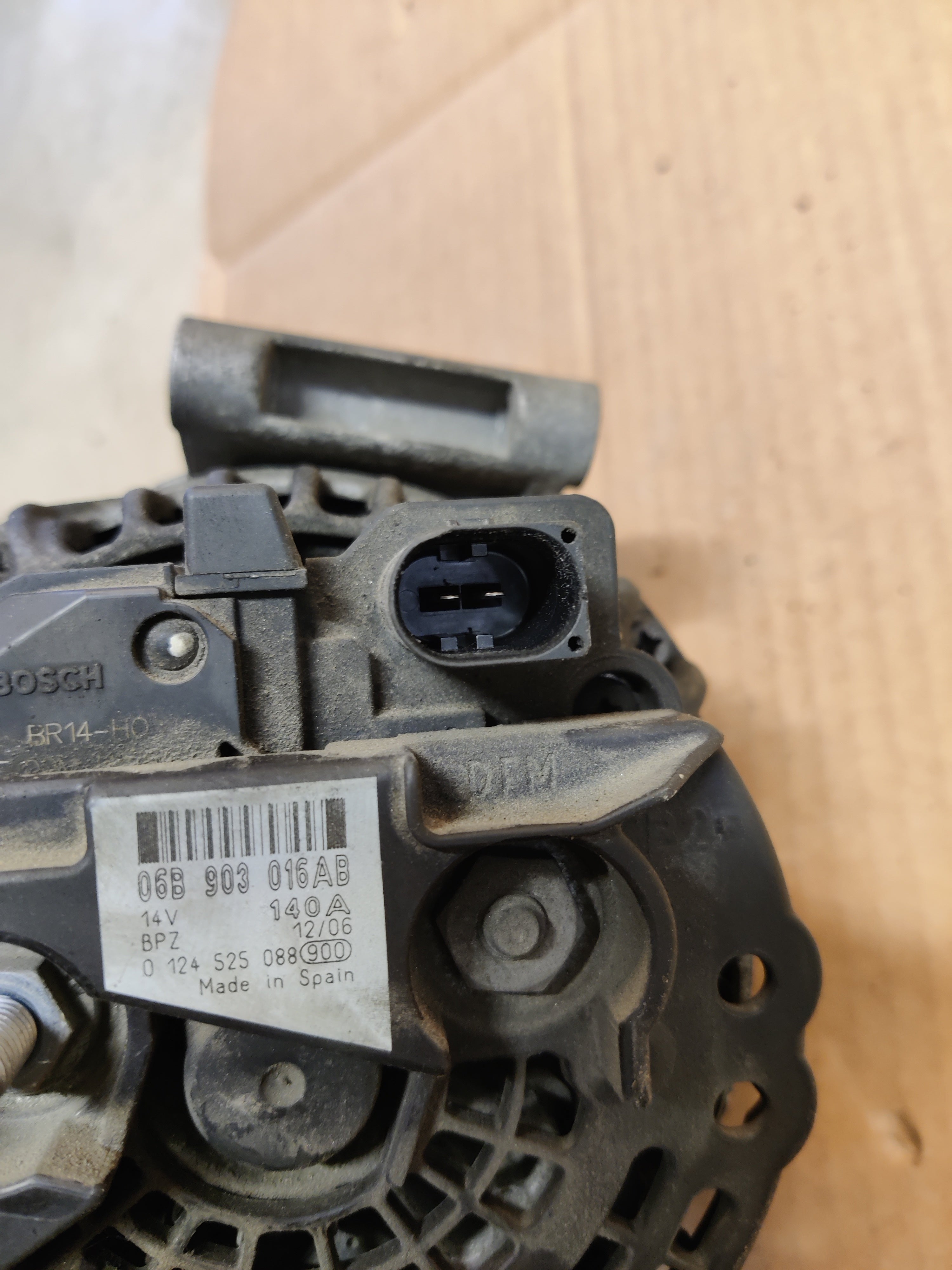 Laturi Bosch Audi A4 B7 Avant 2.0 2007 06B903016AB