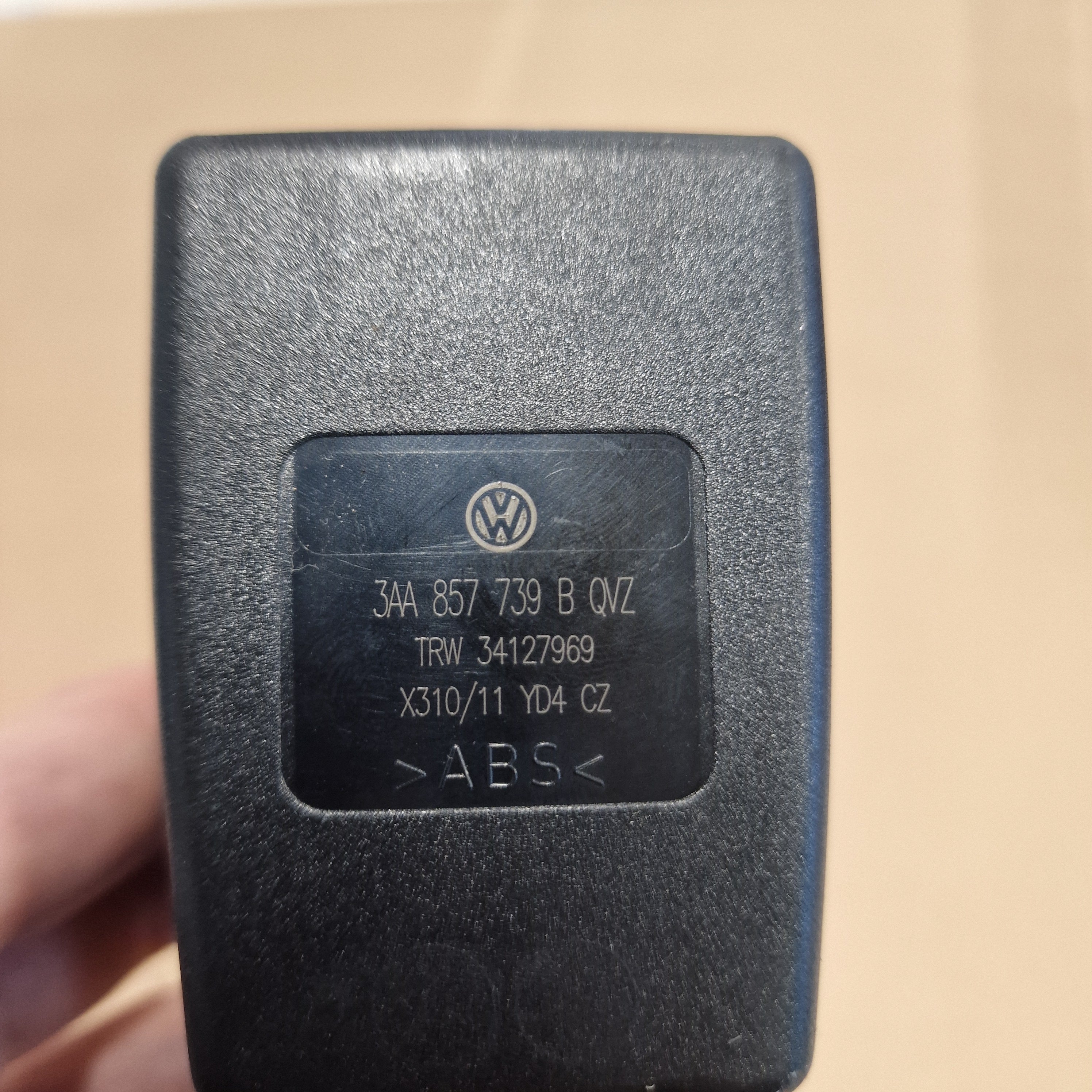 Turvavyö lukko, taka (keskellä) Volkswagen Passat B7 Variant 365 1.6 TDI diesel 2011, 3AA857739BQVZ