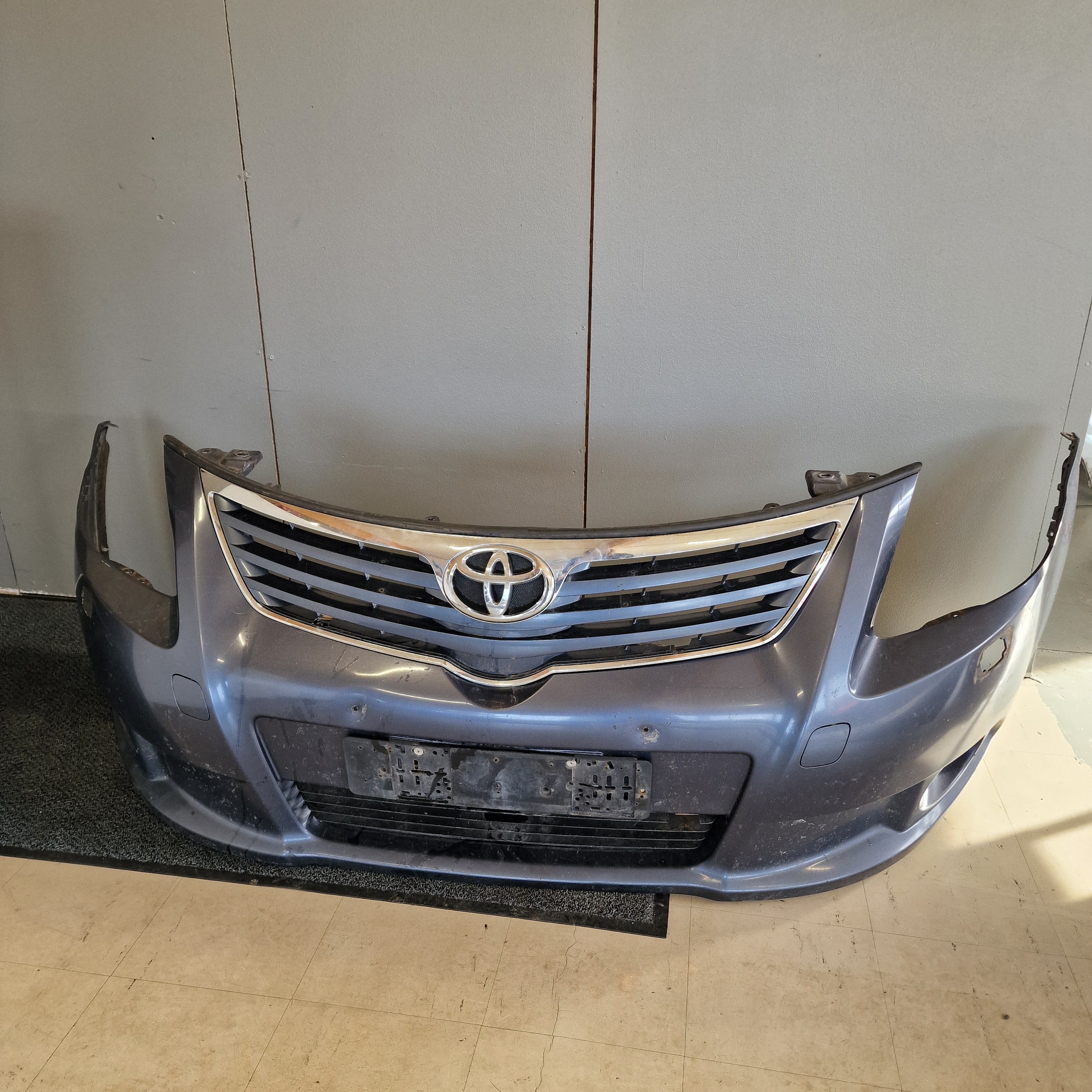 Etupuskuri Toyota Avensis StW (T27) 1.8 farmari bensiini 2009