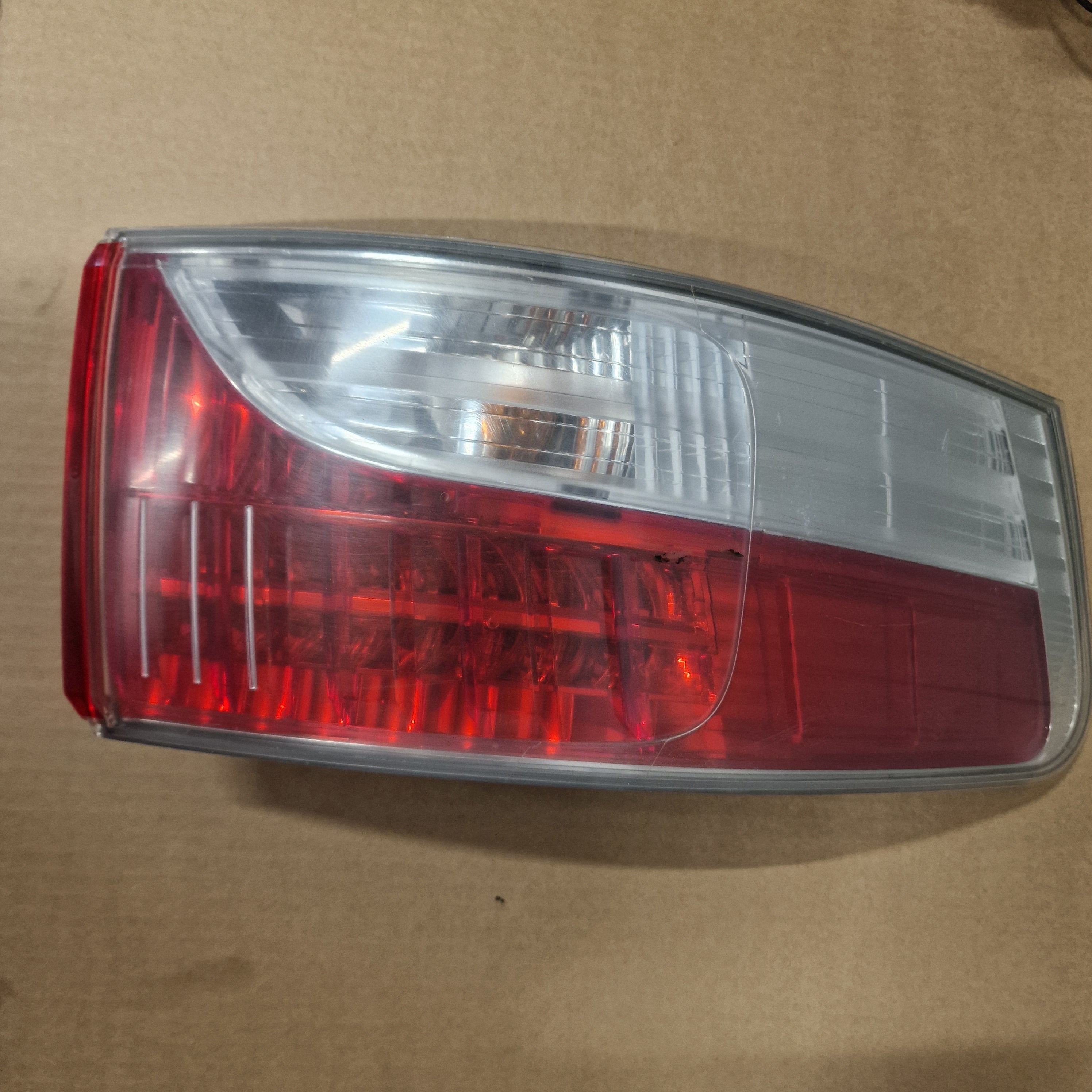 Takavalo vasen Toyota Avensis StW (T27) 1.8 farmari bensiini 2009
