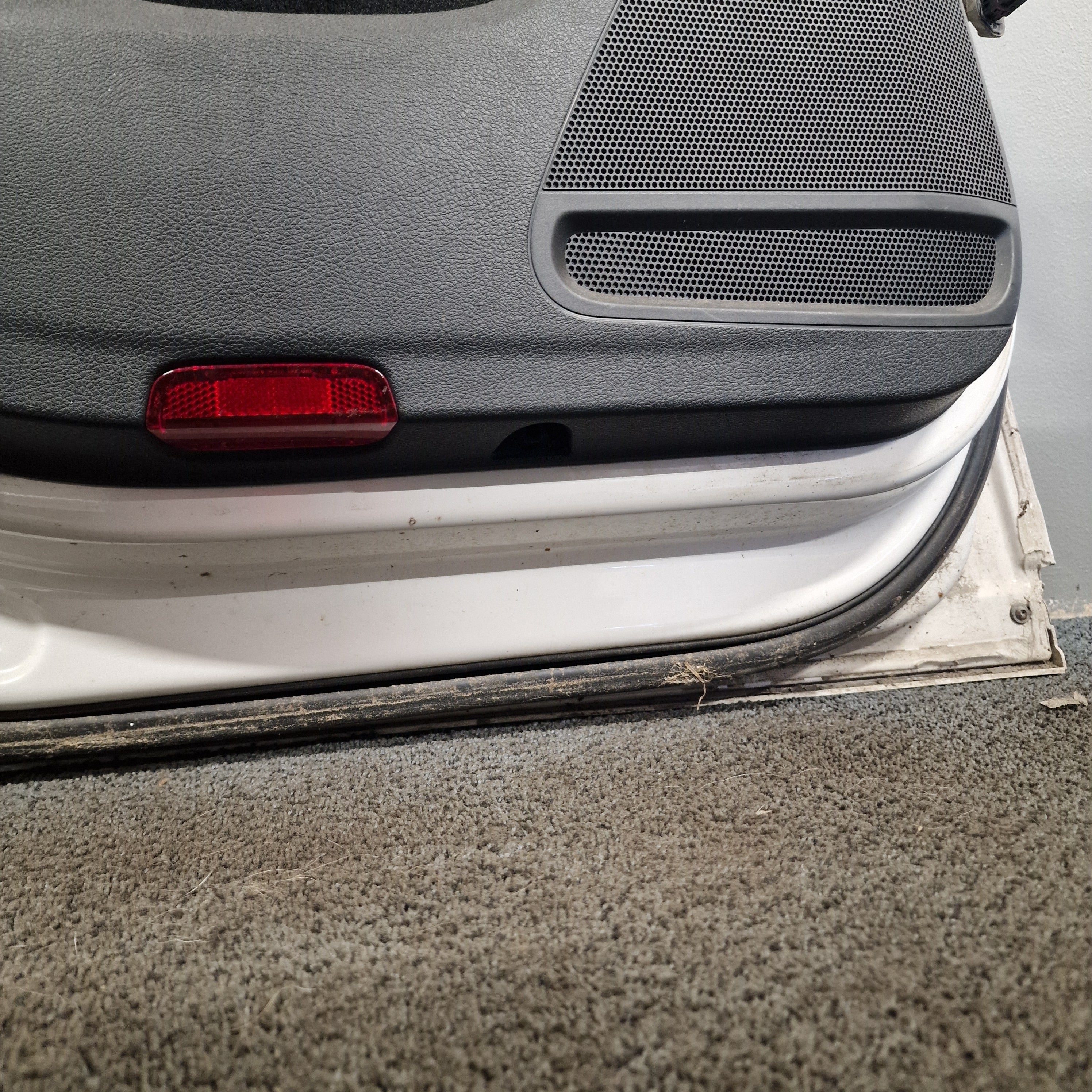 Takaovi, vasen Volkswagen Passat B7 Variant 365 1.6 TDI diesel 2011