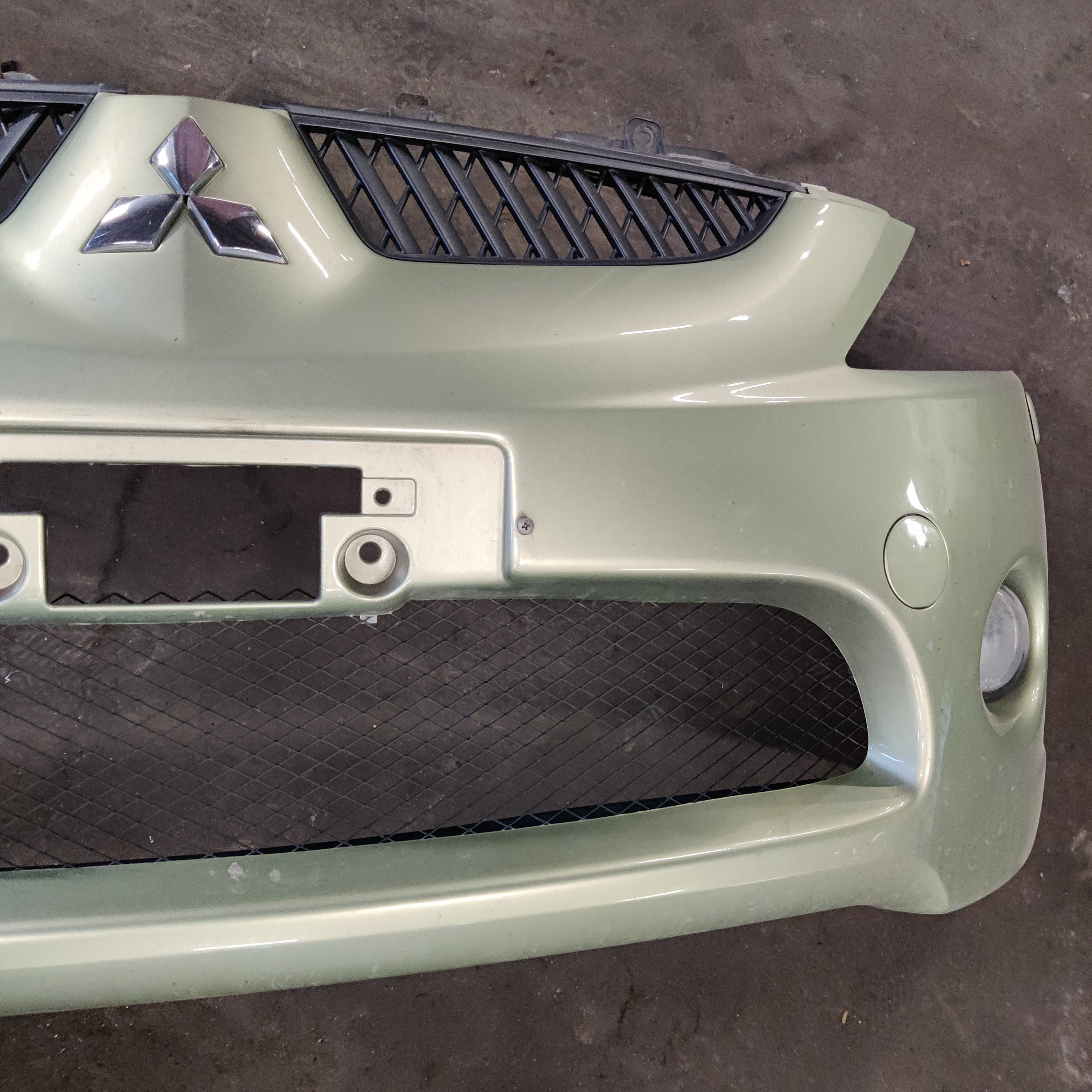 Etupuskuri Mitsubishi Grandis 2.4 bensa 2005