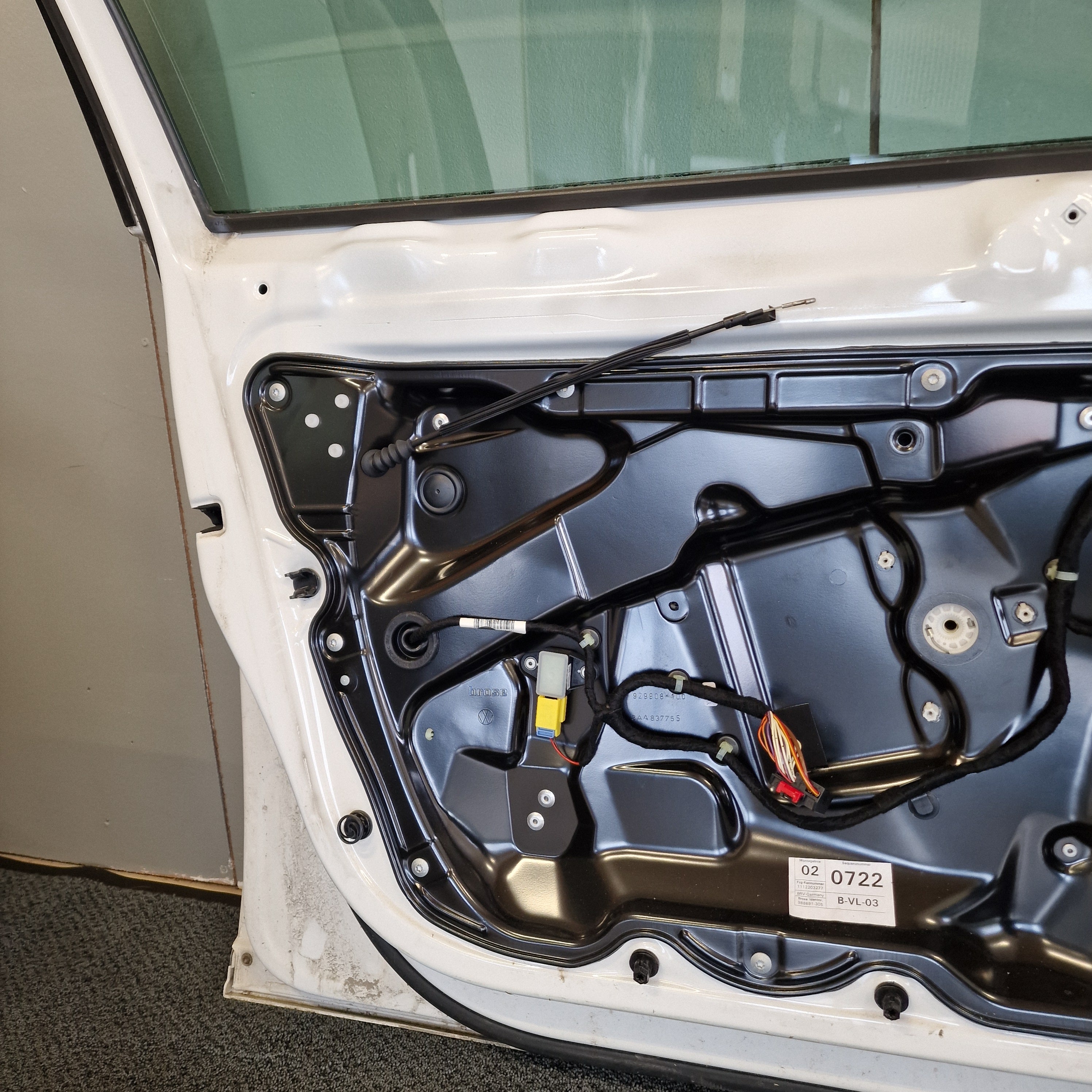 Etuovi, vasen Volkswagen Passat B7 Variant 365 1.6 TDI diesel 2011