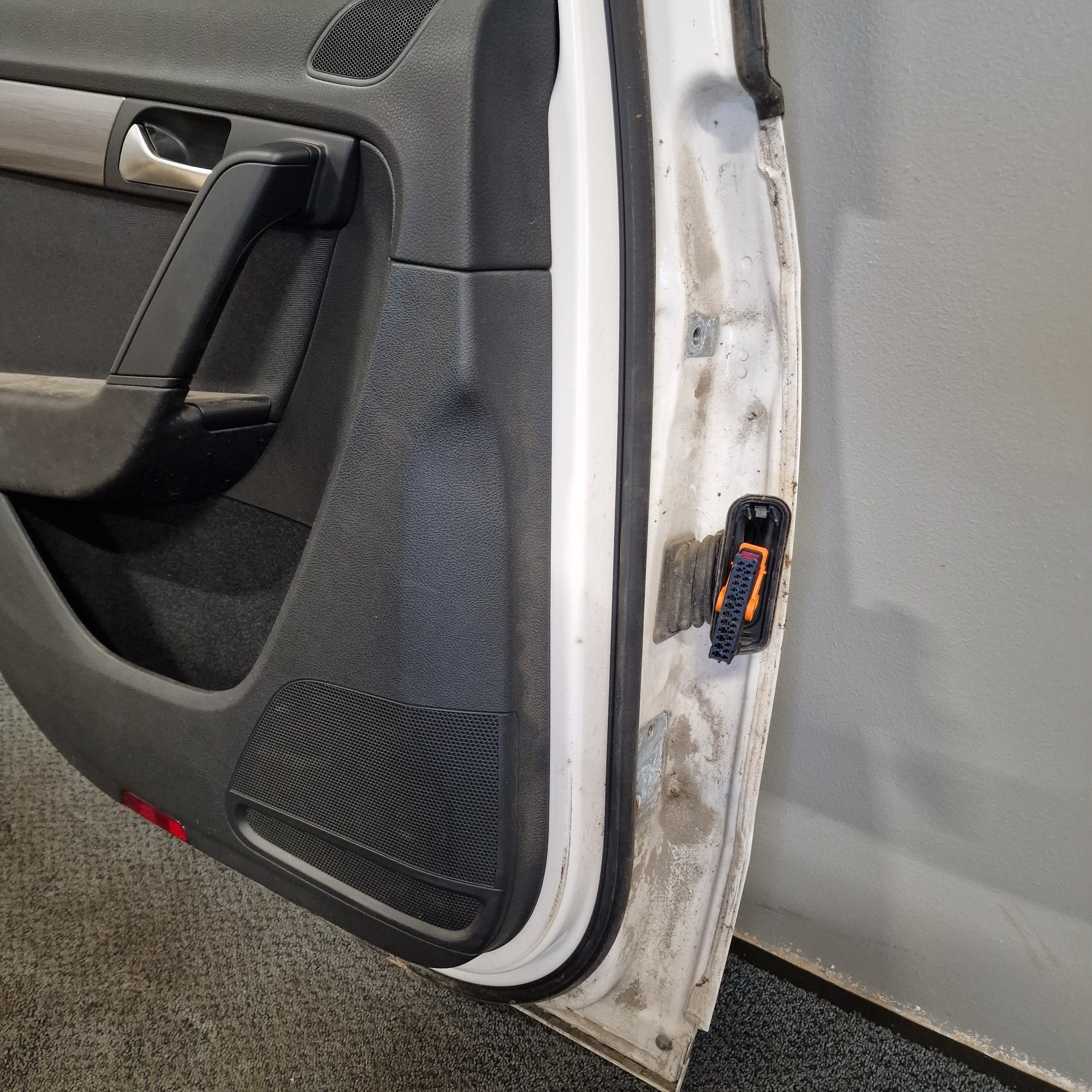 Takaovi, vasen Volkswagen Passat B7 Variant 365 1.6 TDI diesel 2011
