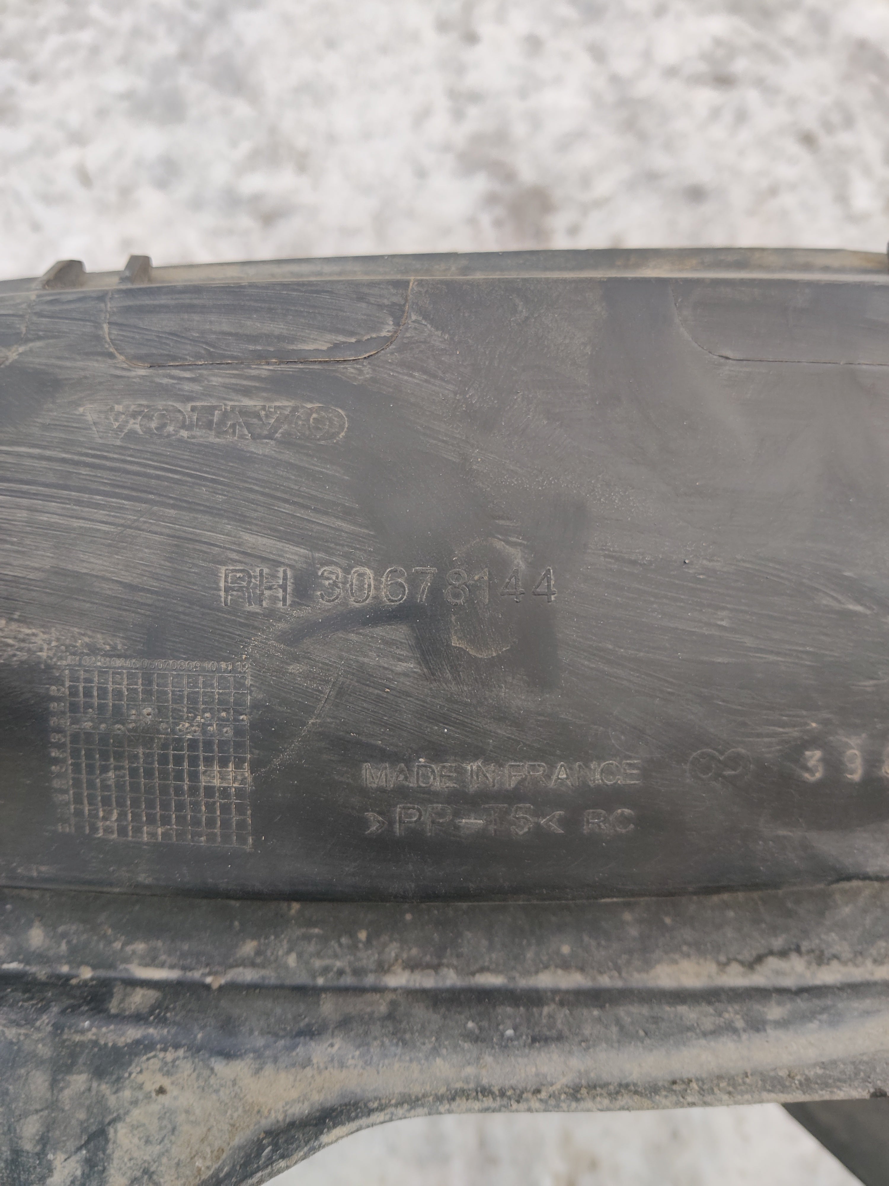 Etulokasuojan roiskesuojat Sisä, oikea etu, Volvo V50 1.8 bensa 2004, 30678144
