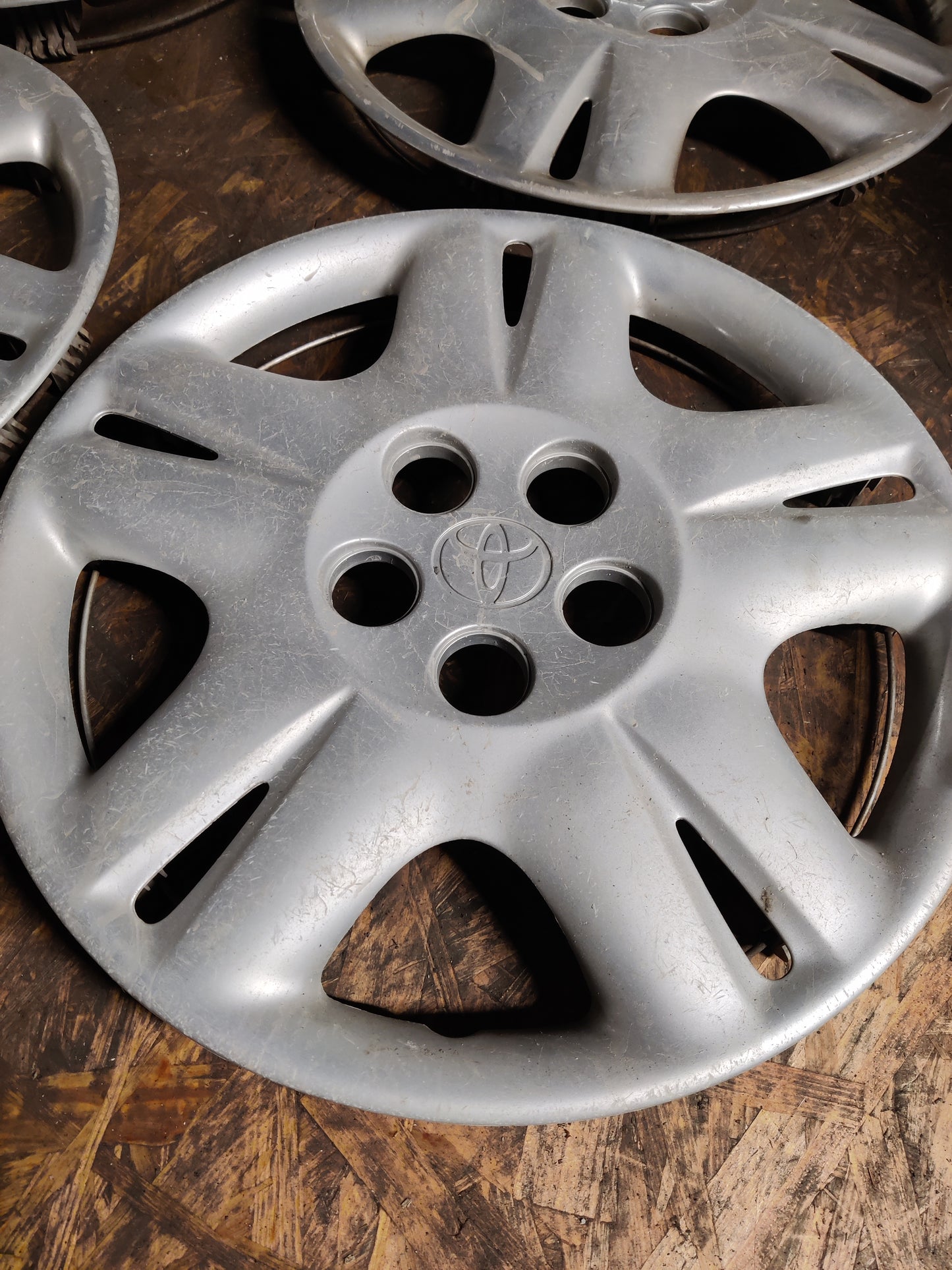 Pölykapselisarja 15" Toyota Avensis 1998-2002, 42602-05061