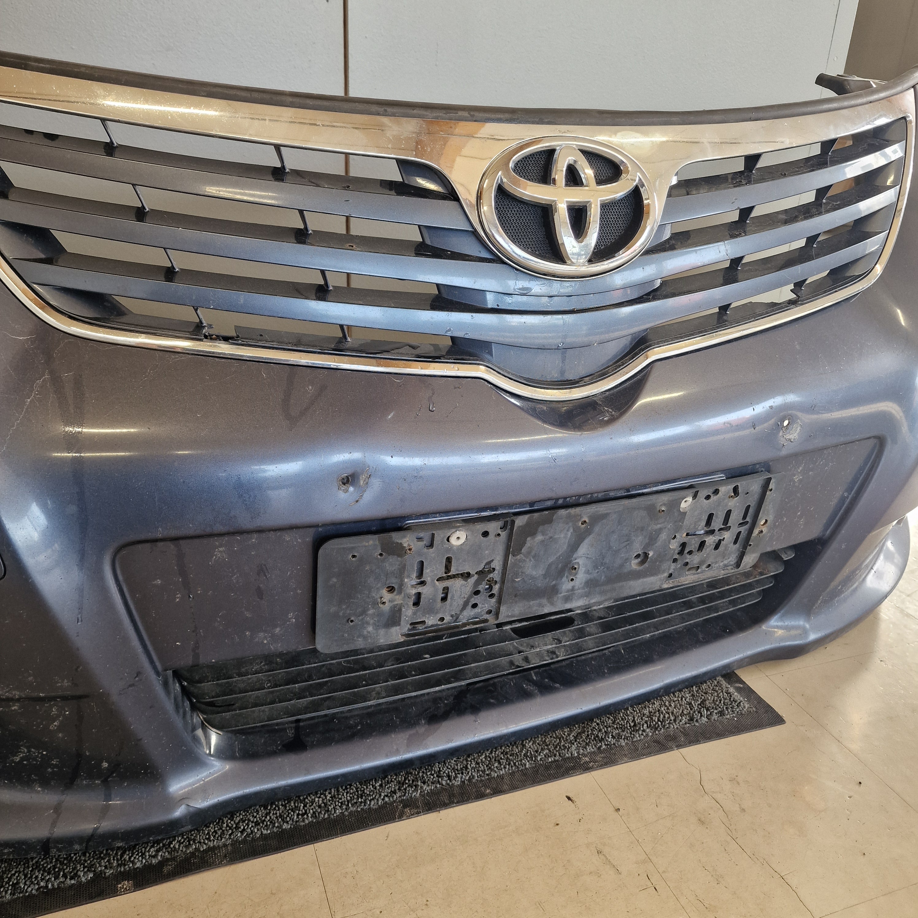 Etupuskuri Toyota Avensis StW (T27) 1.8 farmari bensiini 2009