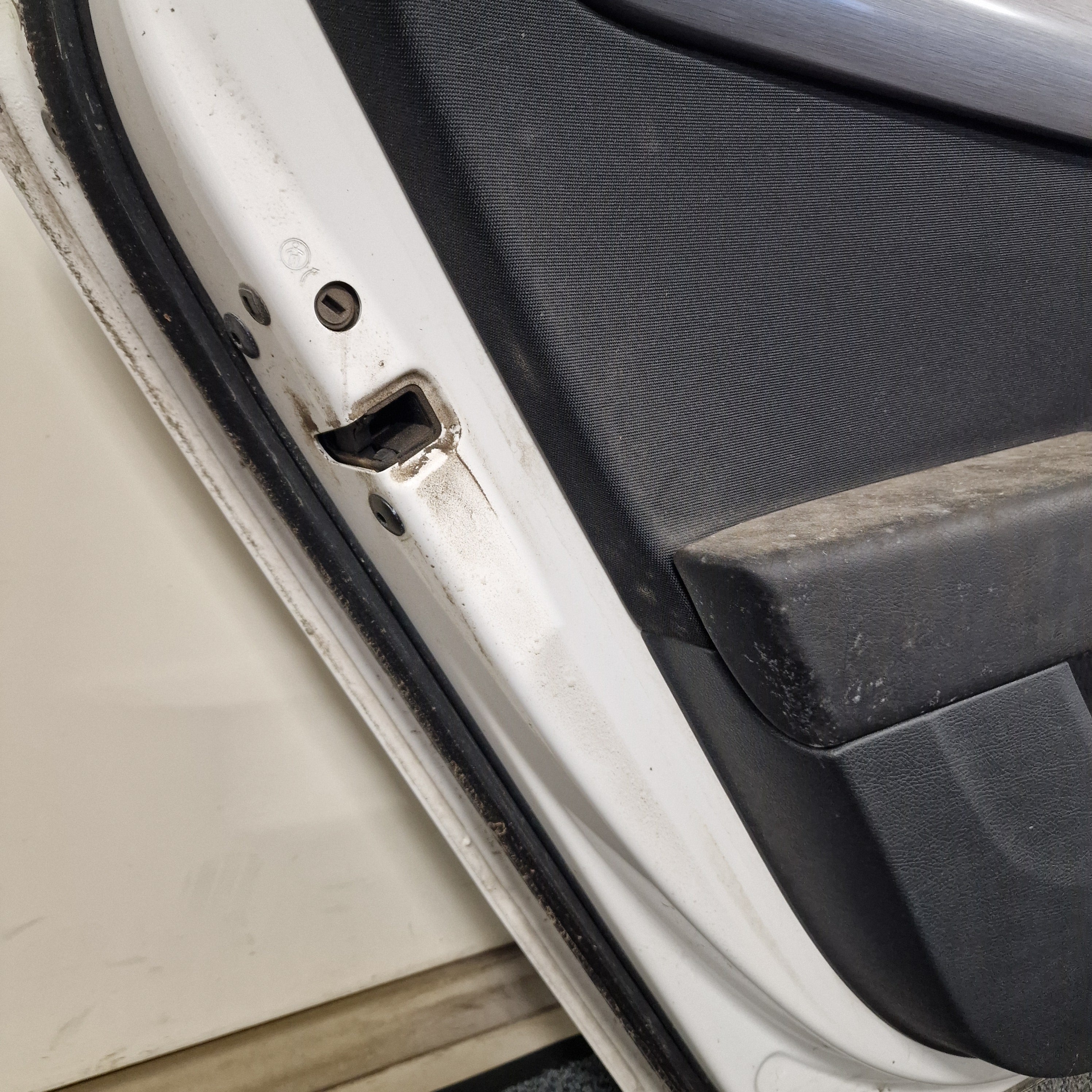 Takaovi, vasen Volkswagen Passat B7 Variant 365 1.6 TDI diesel 2011