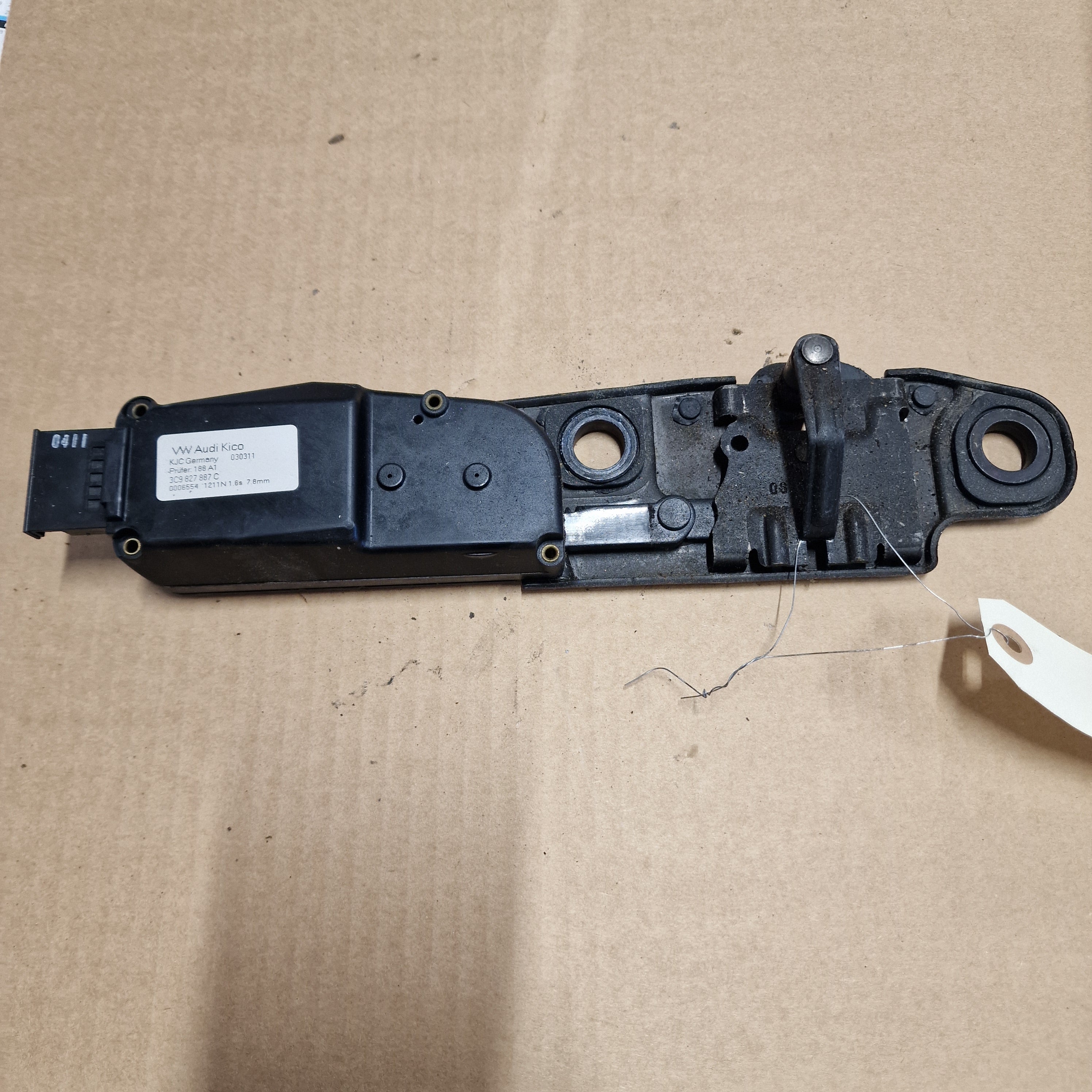 Takakontin lukko Volkswagen Passat B7 Variant 365 1.6 TDI diesel 2011, 3C9827887C