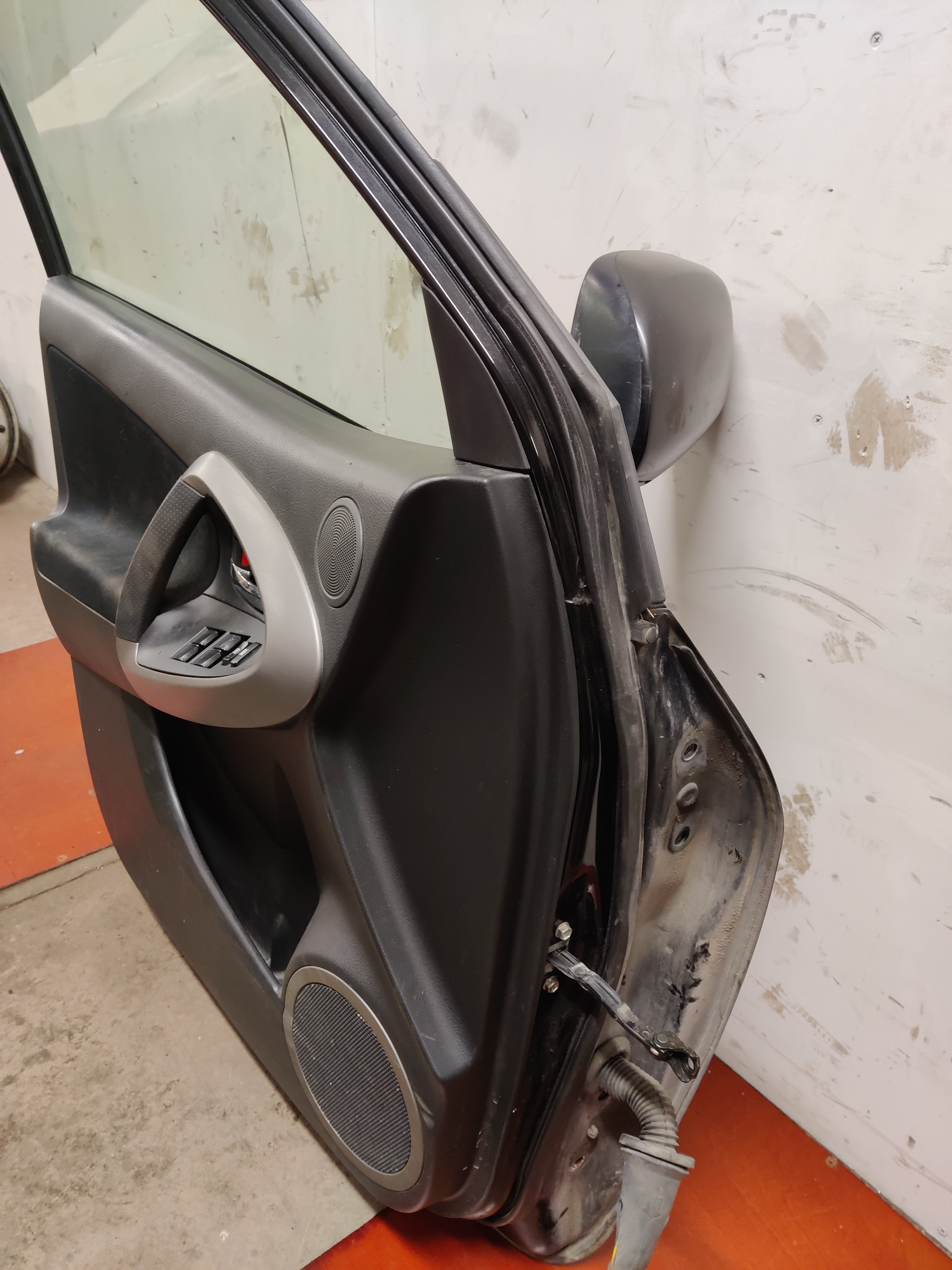 Etuovi, vasen Toyota RAV 4 III 2.0 4WD 2006 (ilman peiliä)