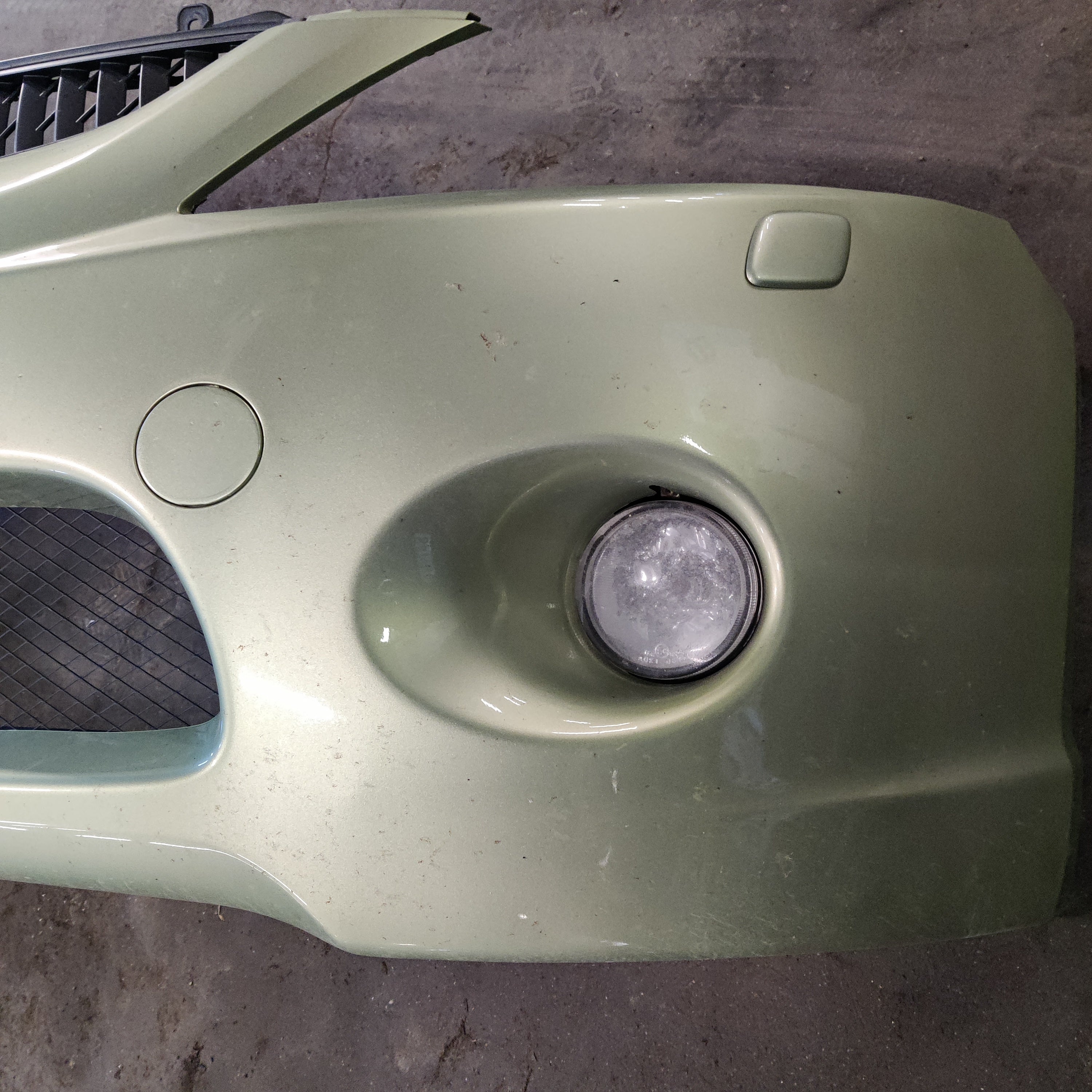 Etupuskuri Mitsubishi Grandis 2.4 bensa 2005