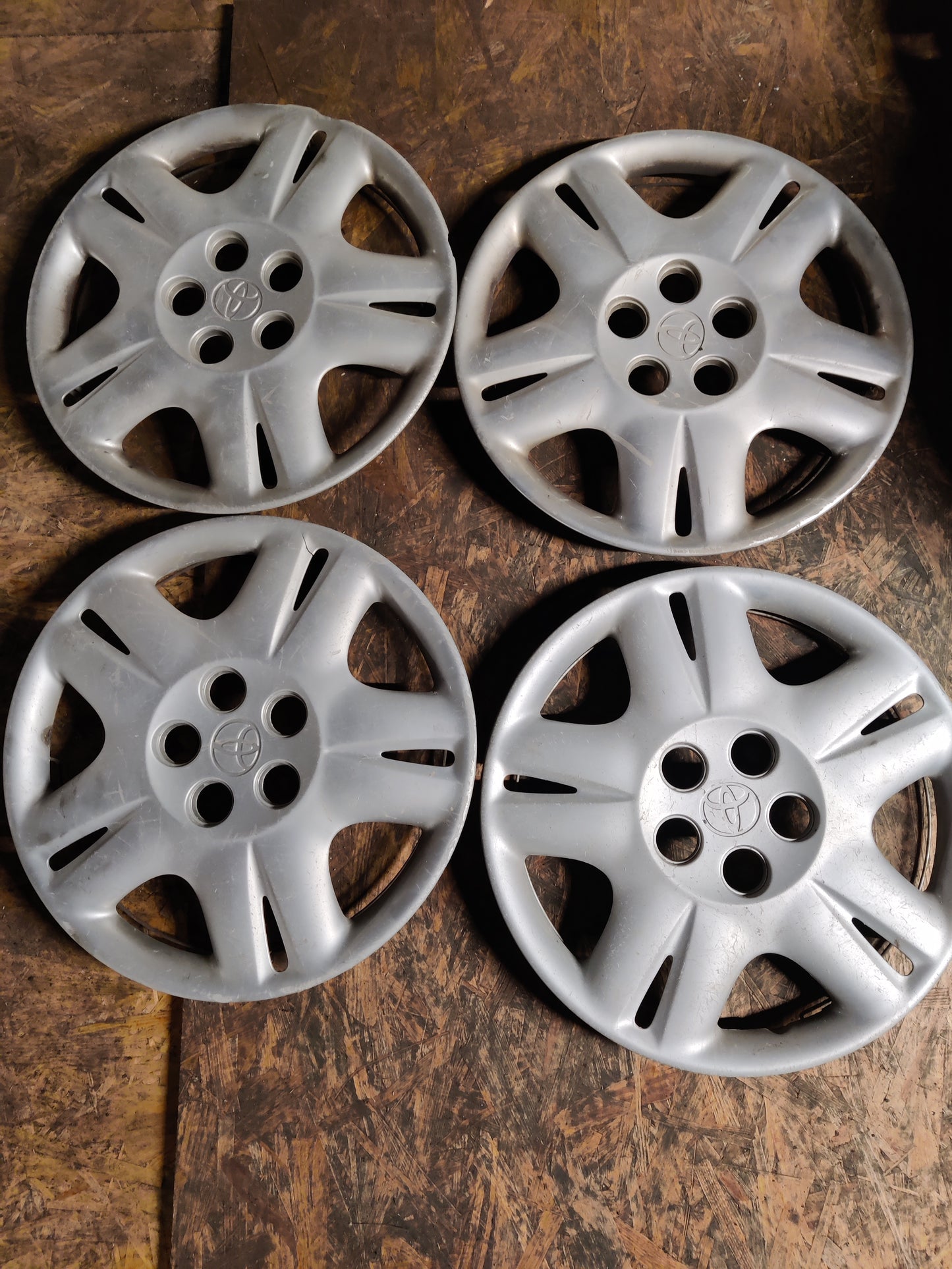 Pölykapselisarja 15" Toyota Avensis 1998-2002, 42602-05061