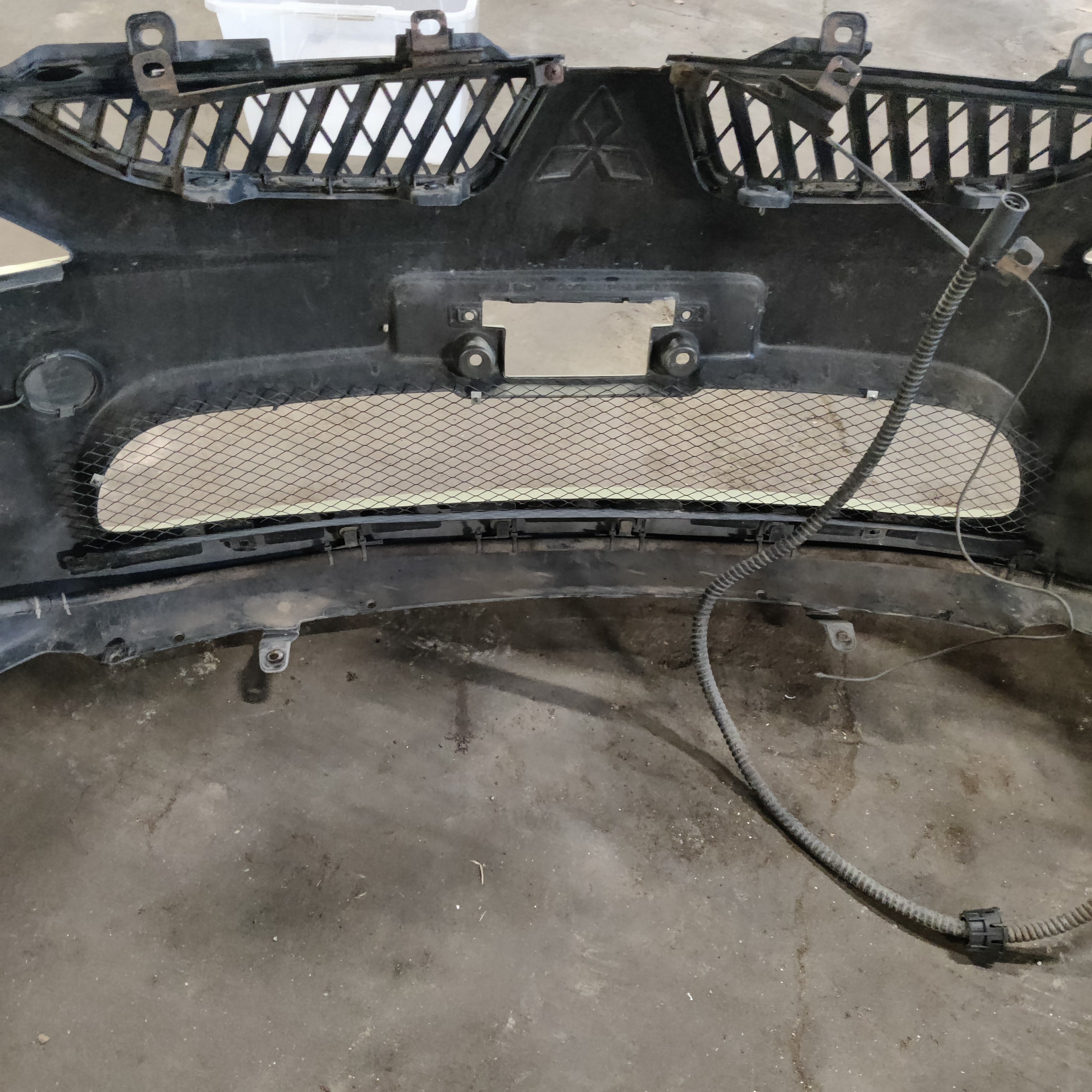 Etupuskuri Mitsubishi Grandis 2.4 bensa 2005