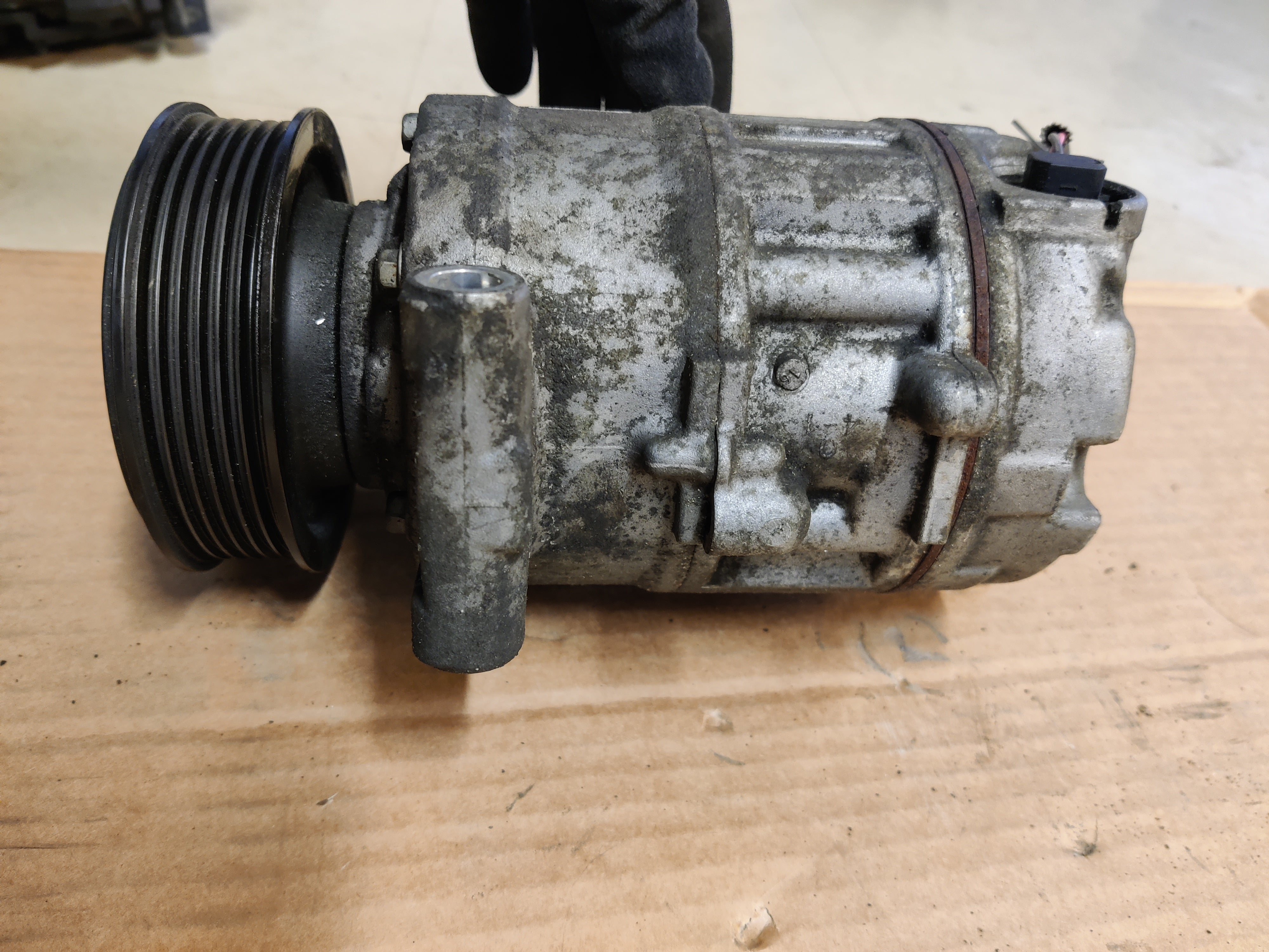 Ilmastointikompura Audi A4 B7 Avant 2.0 2007 8E0260805BJ